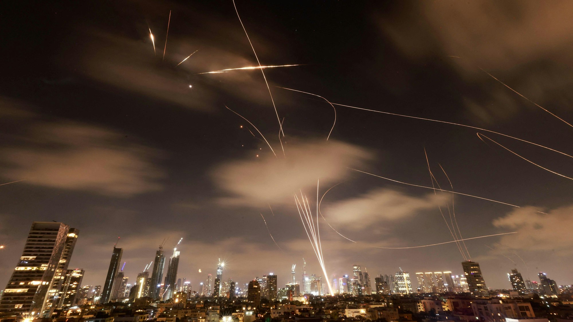 Israelische Luftabwehr im Einsatz gegen iranische Raketen über Tel Aviv. (Archivbild)