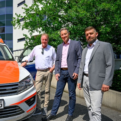 Die Kreishausmitarbeiter stehen neben einem Rettungsdienst-Fahrzeug.