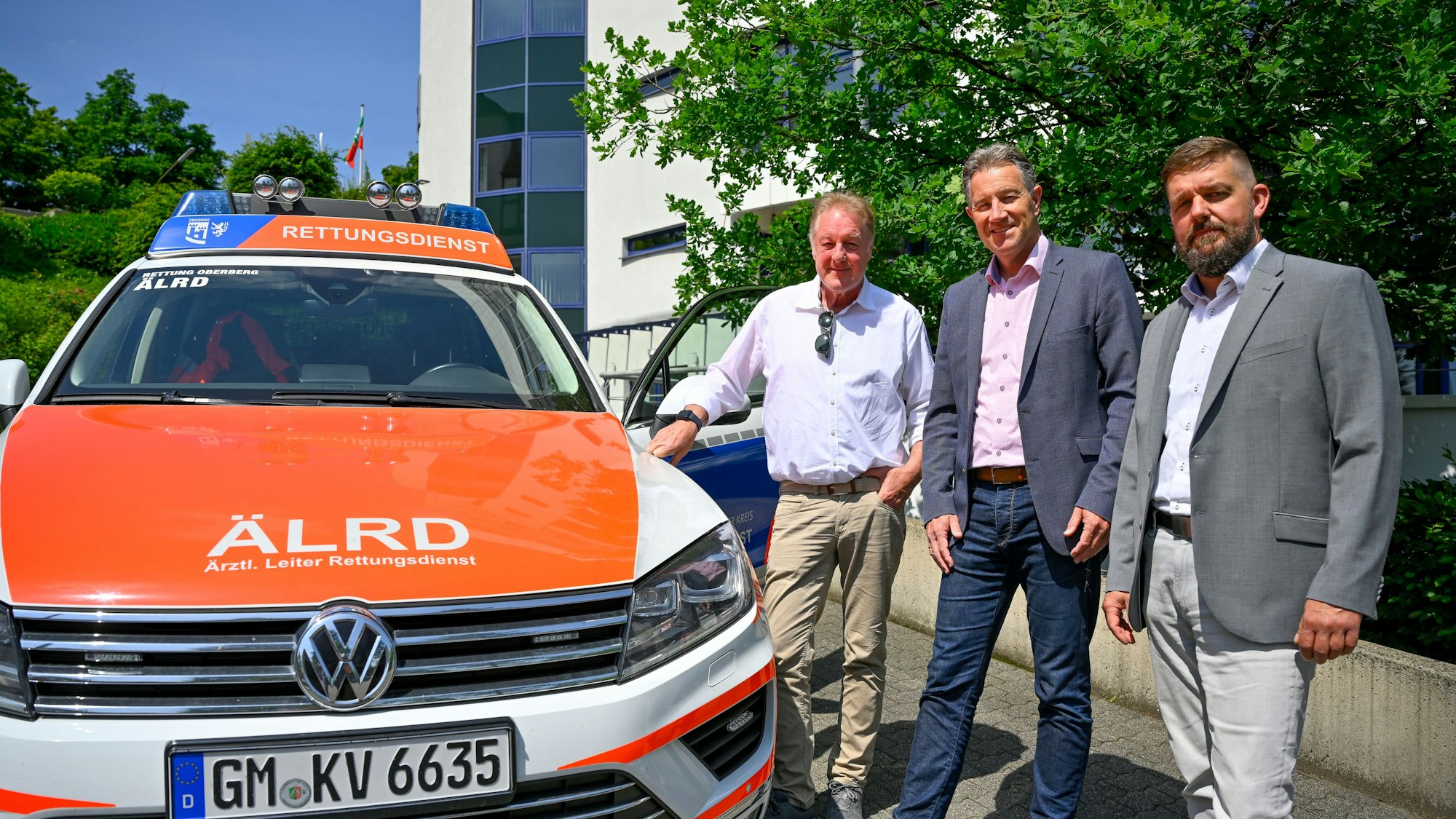 Die Kreishausmitarbeiter stehen neben einem Rettungsdienst-Fahrzeug.