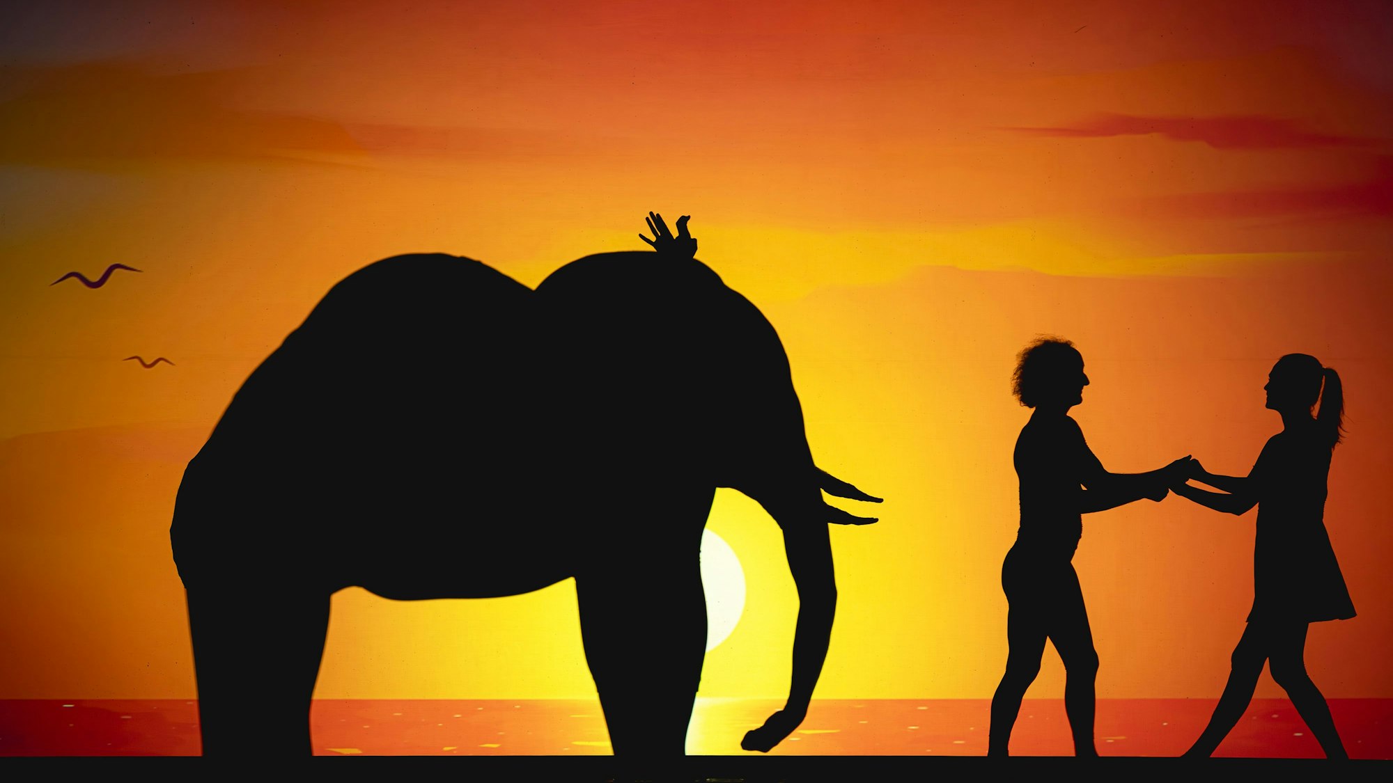 Auch der Elefanten-Umriss wird von Menschen geformt.