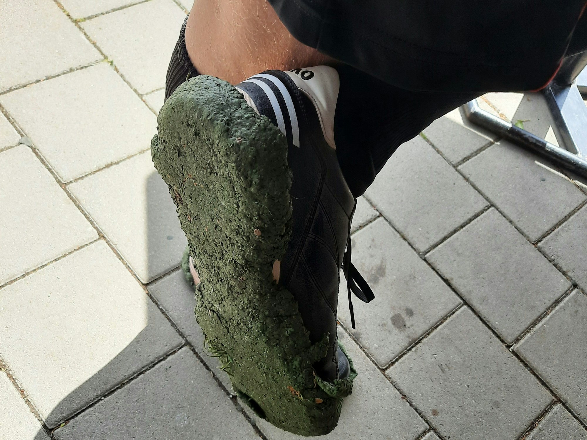 Auf dem Bild ist eine Schuhsohle mit verschmolzenen Granulat zu sehen.