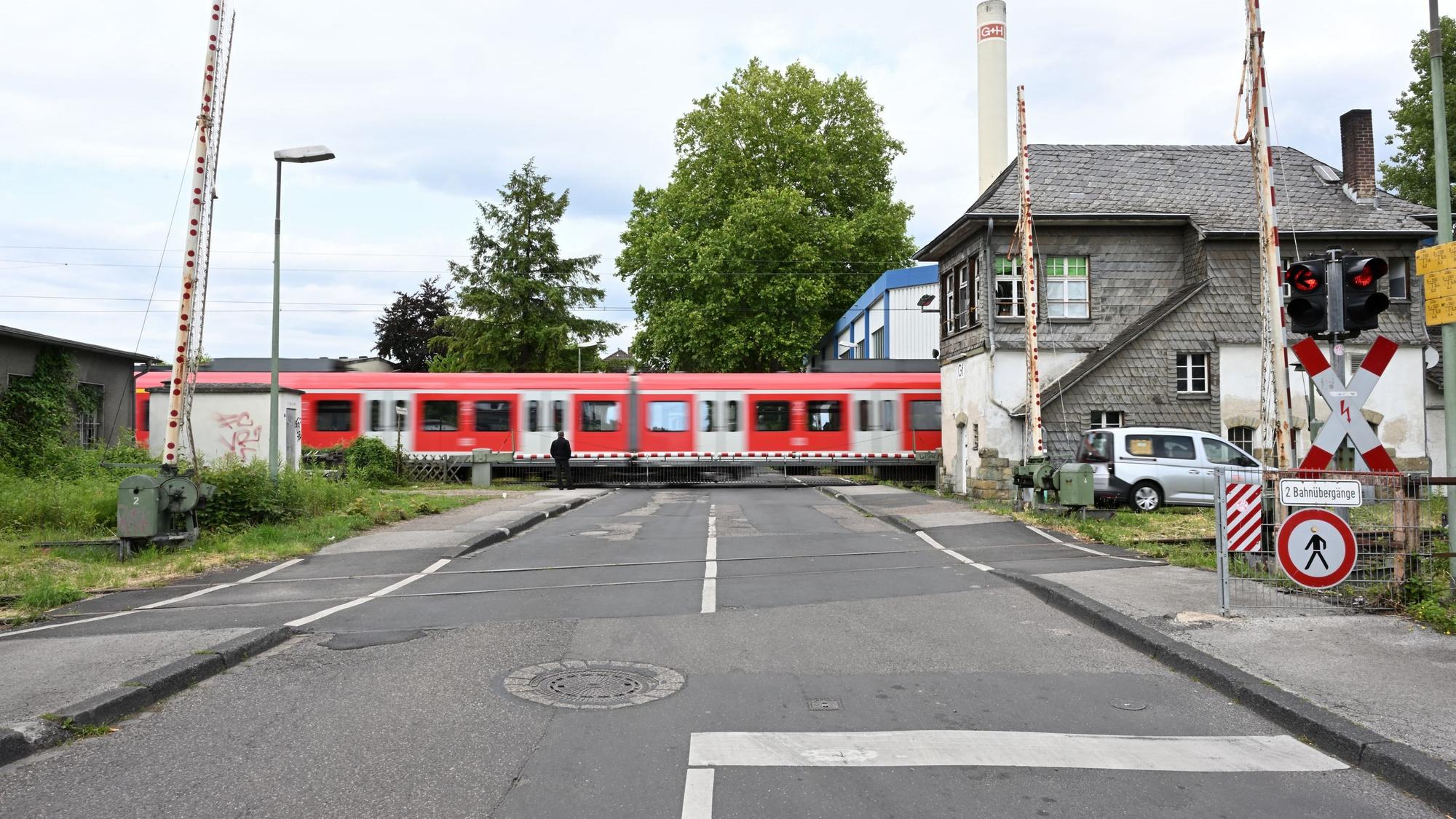 Das Foto zeigt den Bahnübergang an der Tannenbergstraße