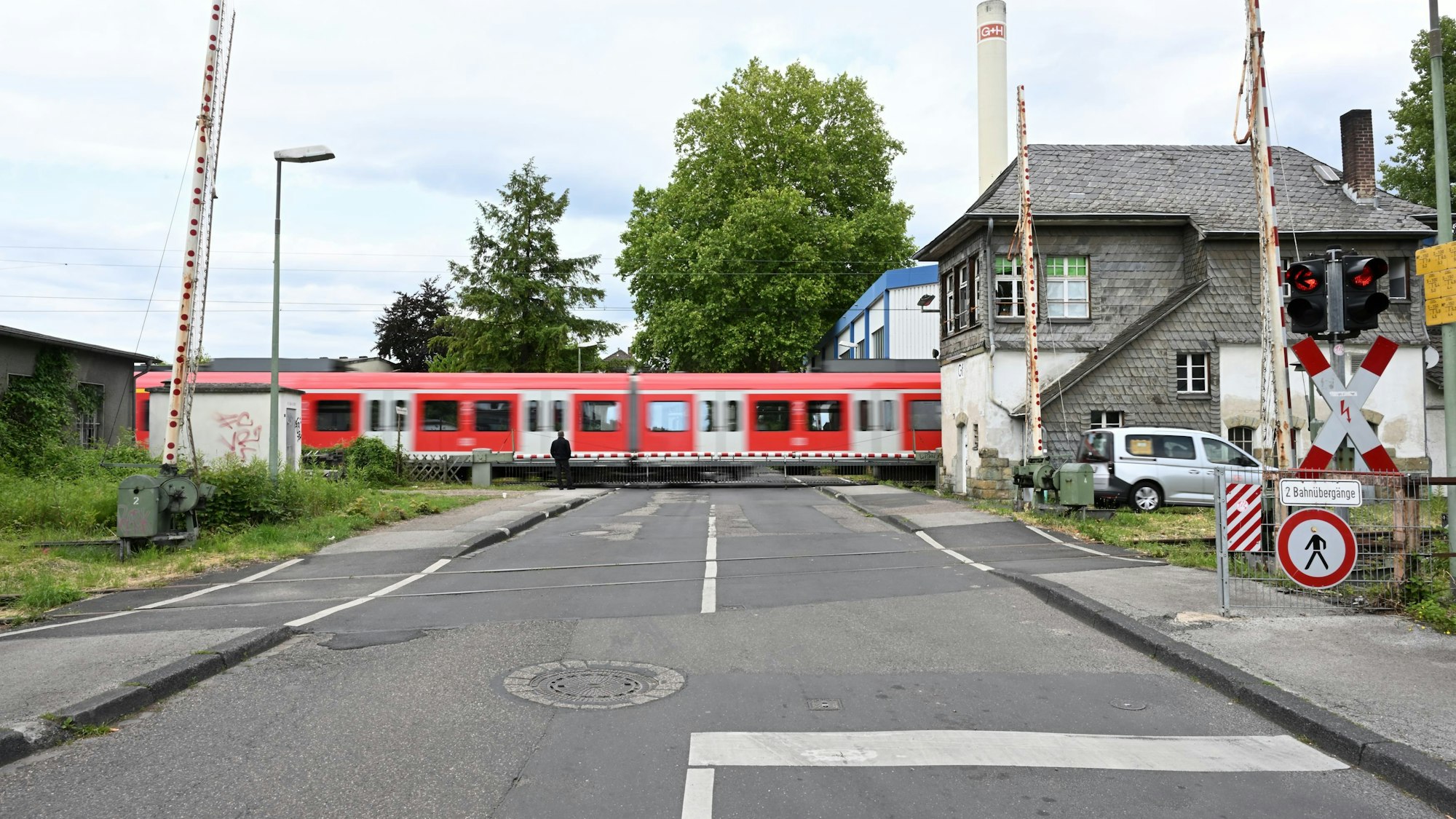 Das Foto zeigt den Bahnübergang an der Tannenbergstraße