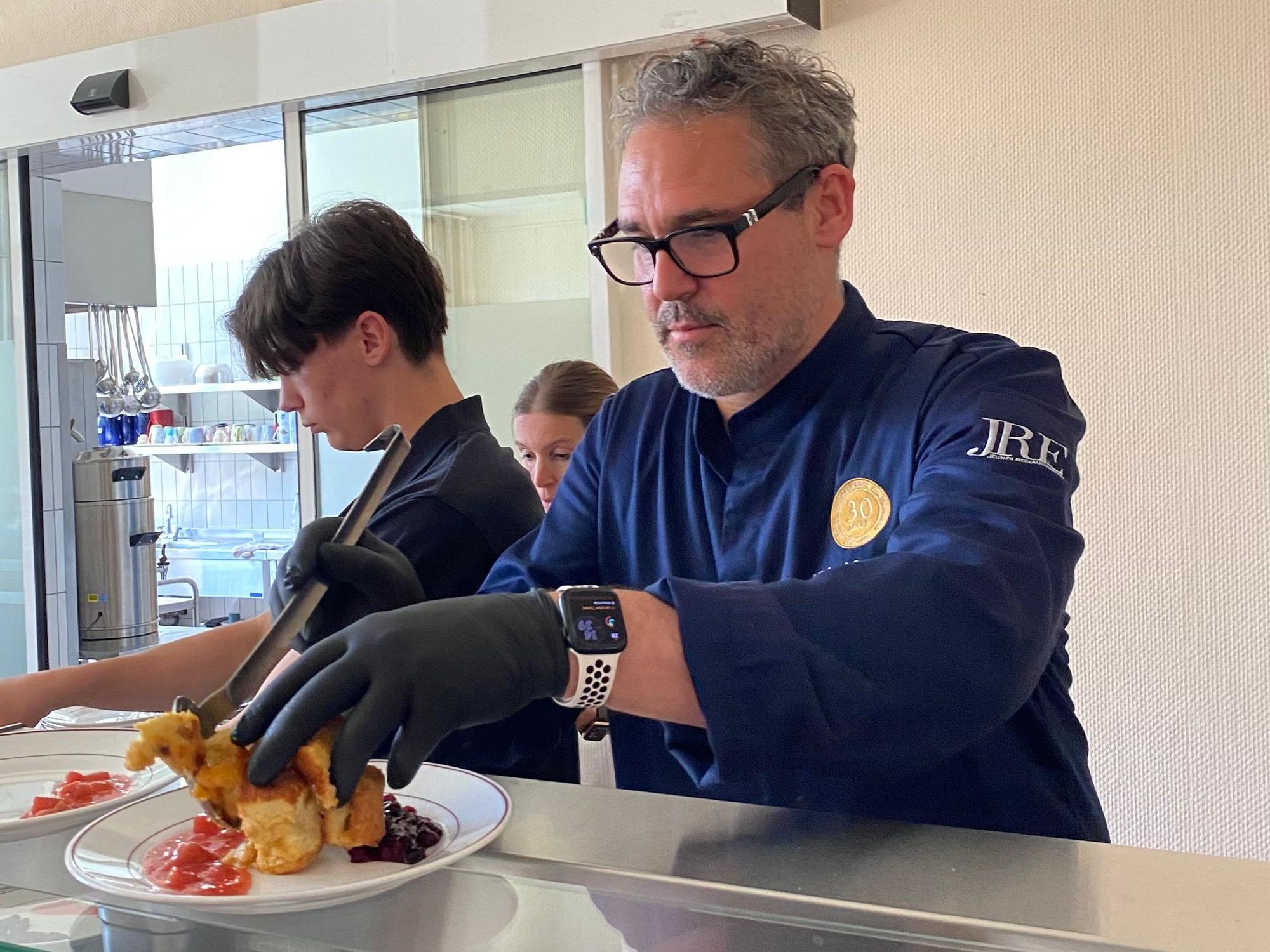 Sterne-Koch Michael Quendler macht auch mal Kaiserschmarrn für die Bewohner des AWO Seniorenzentrums Dieringhausen.