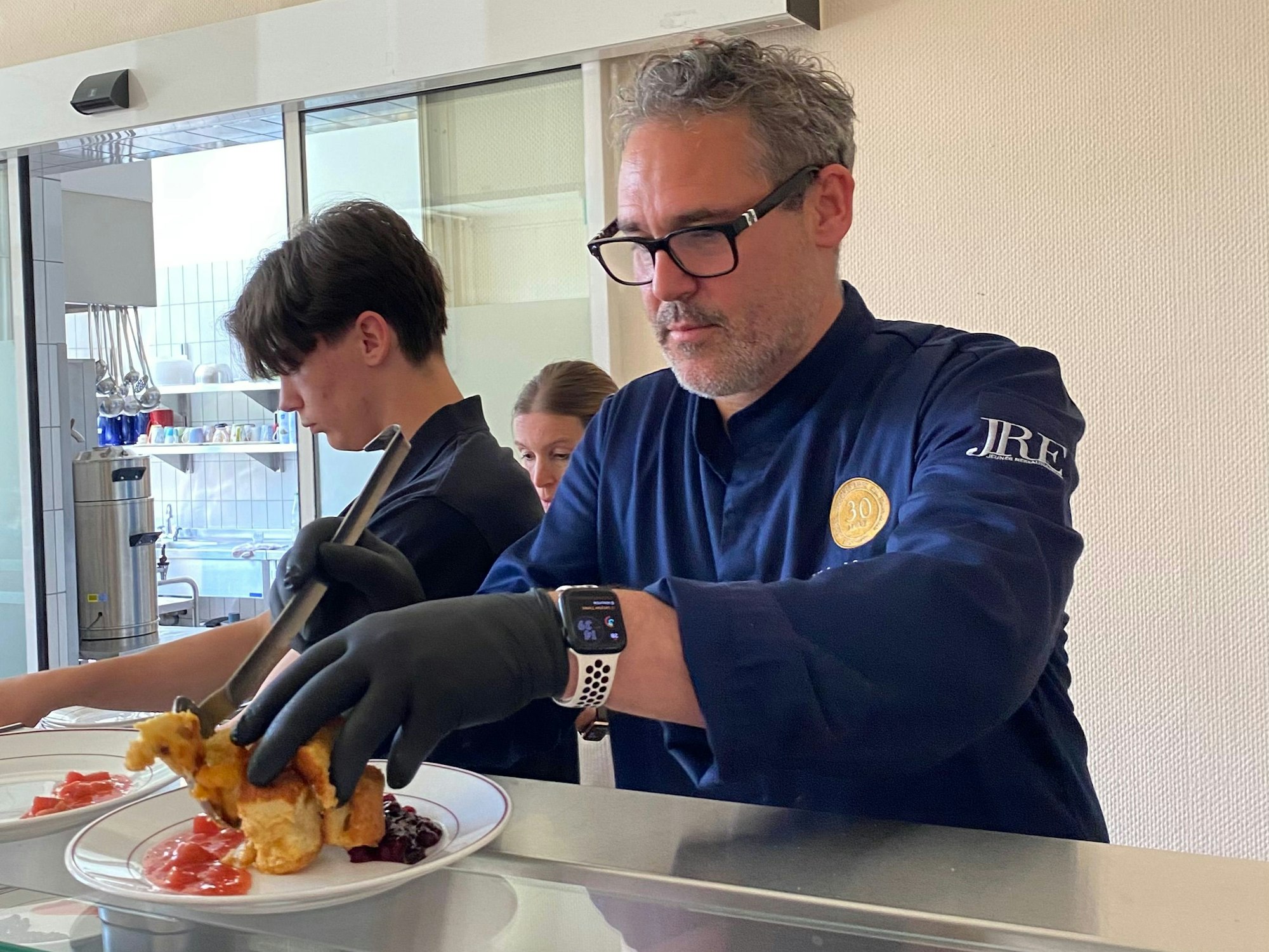 Sterne-Koch Michael Quendler macht auch mal Kaiserschmarrn für die Bewohner des AWO Seniorenzentrums Dieringhausen.