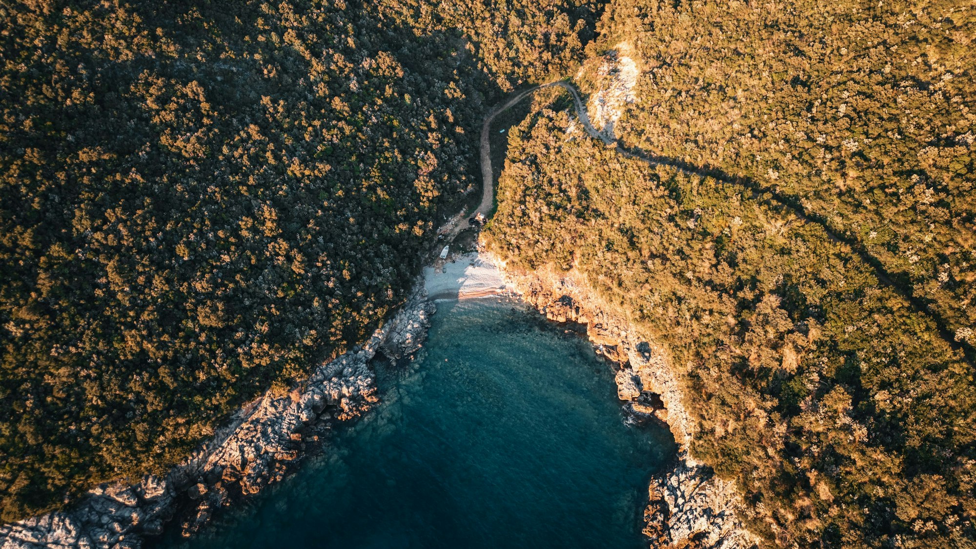 Zu entlegenen Zielen abseits des Massentourimus' - wie hier an der Adria - führen die Touren der Offroad-Camper.