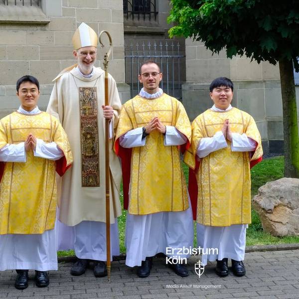 Die vier frisch geweihten Diakone haben sich mit dem Weihbischof zum Foto aufgestellt.