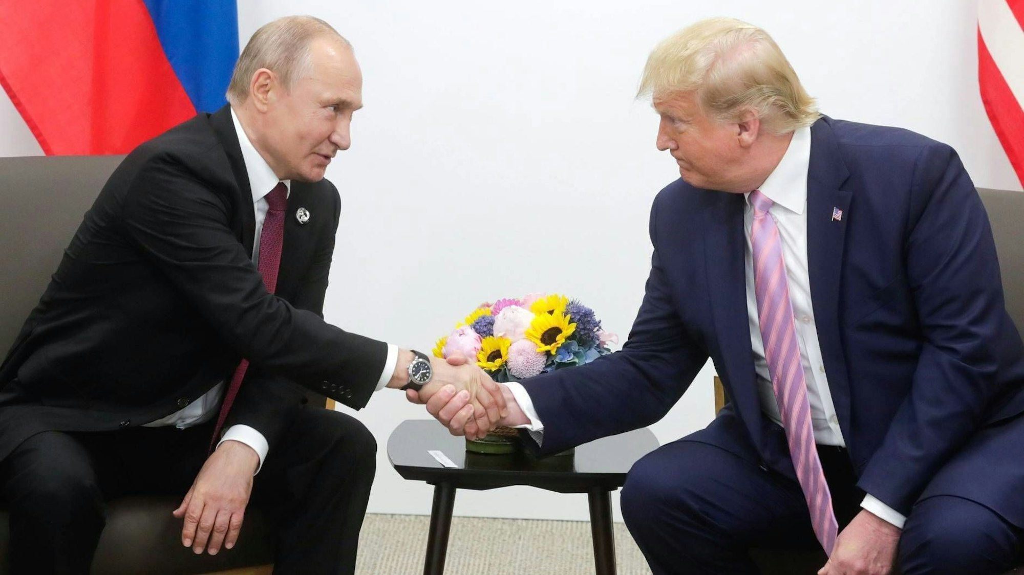 Russlands Präsident Wladimir Putin und US-Präsident Donald Trump (rechts) während eines bilateralen Treffens beim Gipfel der Staats- und Regierungschefs der G20.