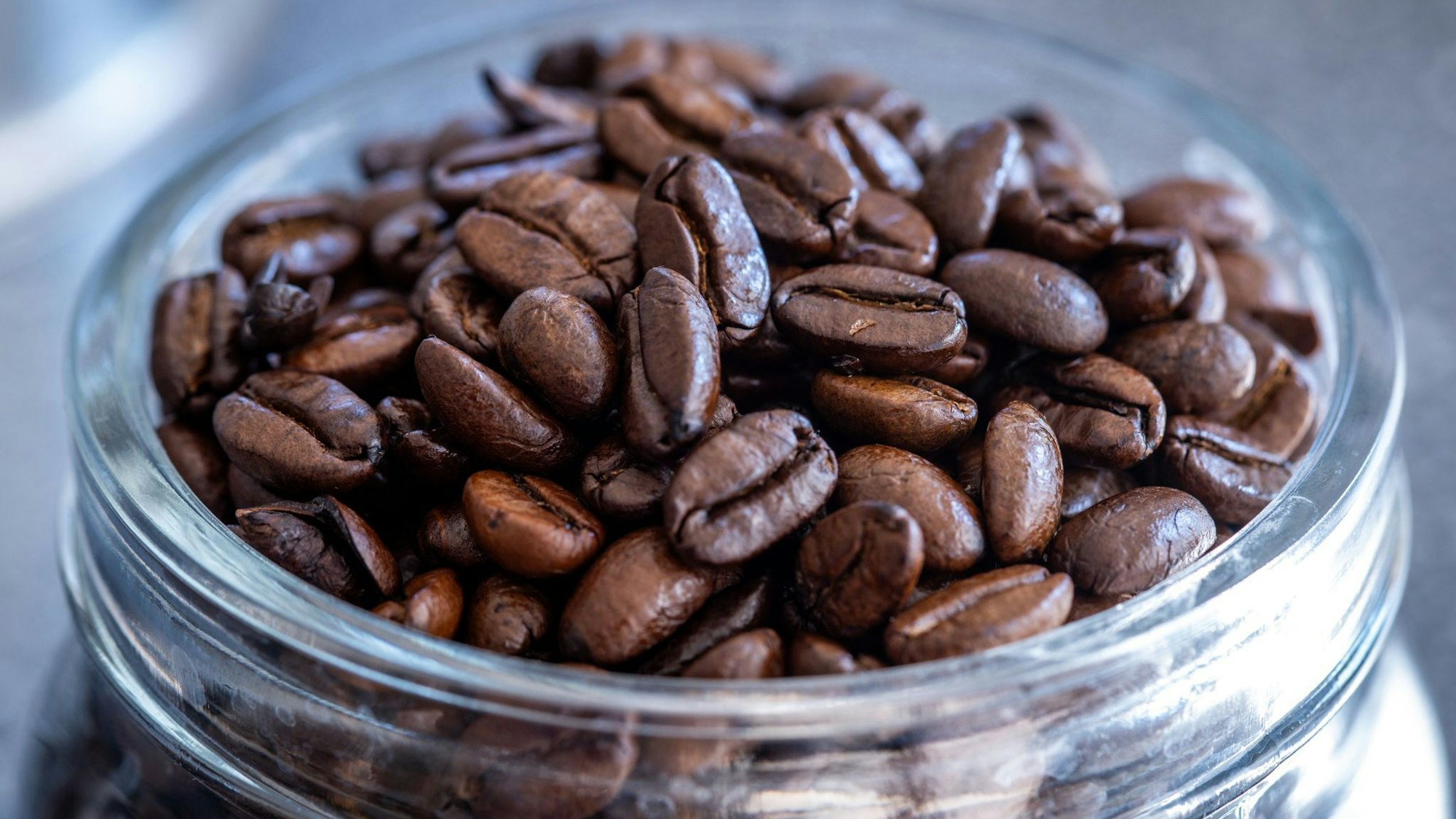 Für volles Aroma: Kaffeebohnen und -pulver sollte man gut vor Licht, Feuchtigkeit, Luft und Wärme schützen.