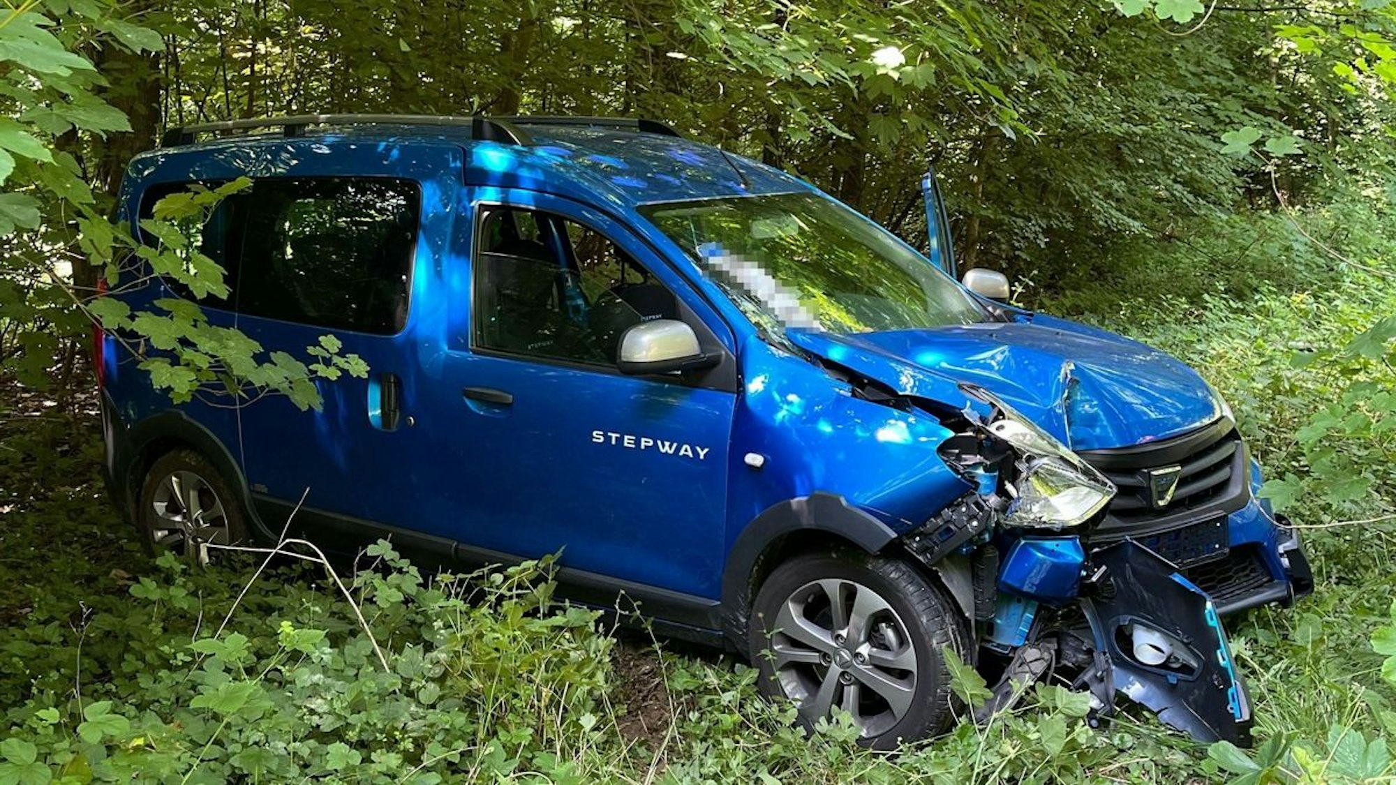 Pkw-Unfall in Overath-Brombach: Eine 52-jährige Frau kam mit ihrem Dacia von der Fahrbahn ab und kollidierte mit einem Baum.