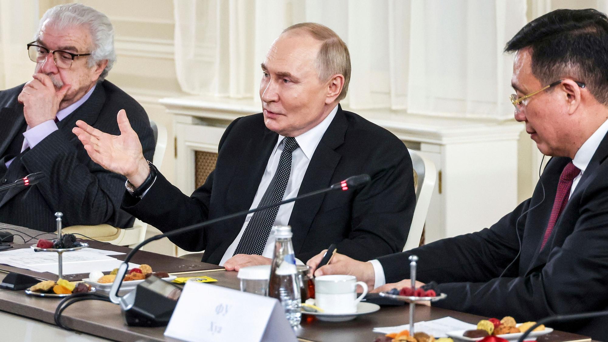 Wladimir Putin (M.) mit Vertretern internationaler Nachrichtenagenturen im neu renovierten Staatlichen Rimski-Korsakow-Konservatorium in St. Petersburg.