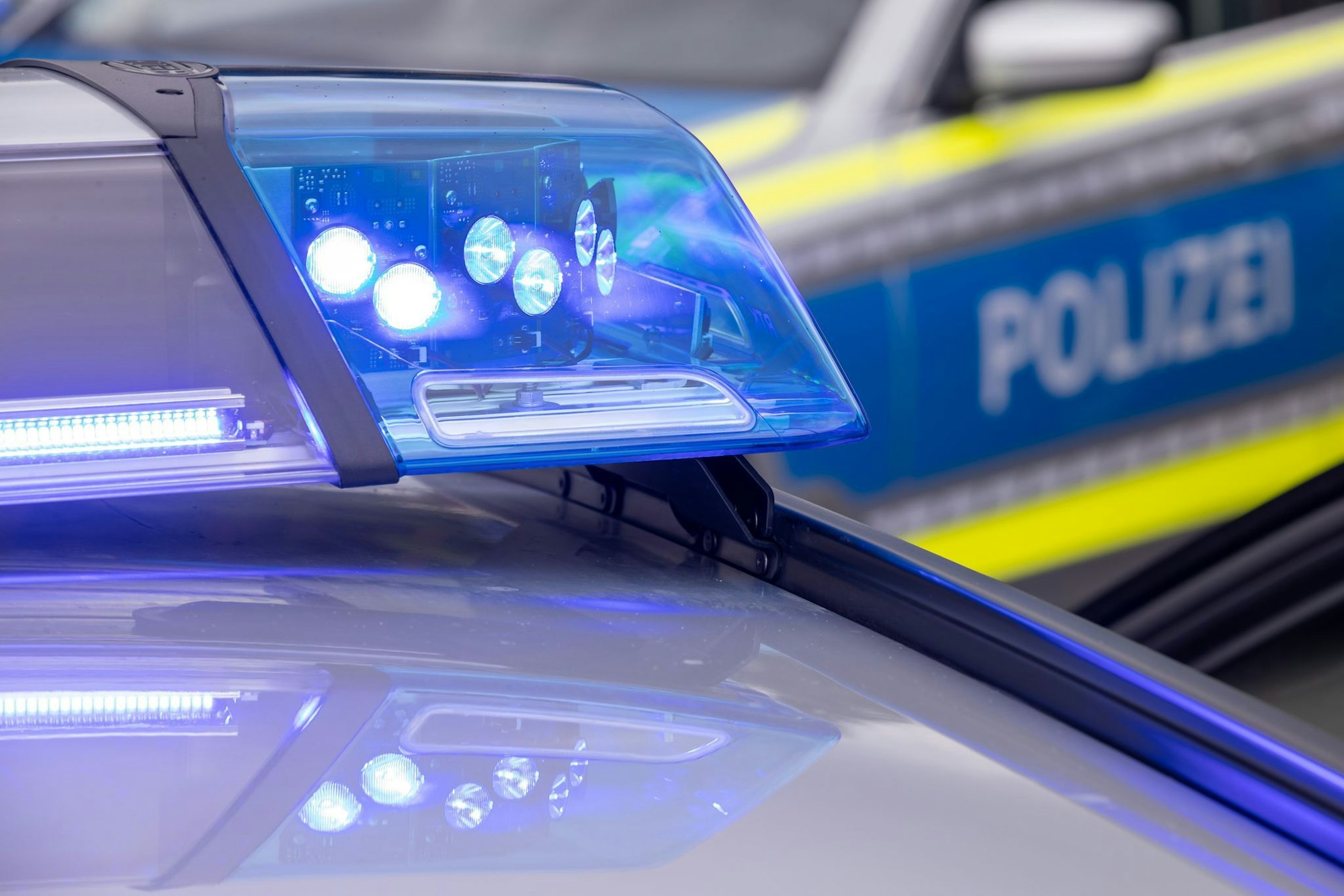 Die Polizei musste die Strecke zwischenzeitlich vollständig sperren. (Symbolbild)