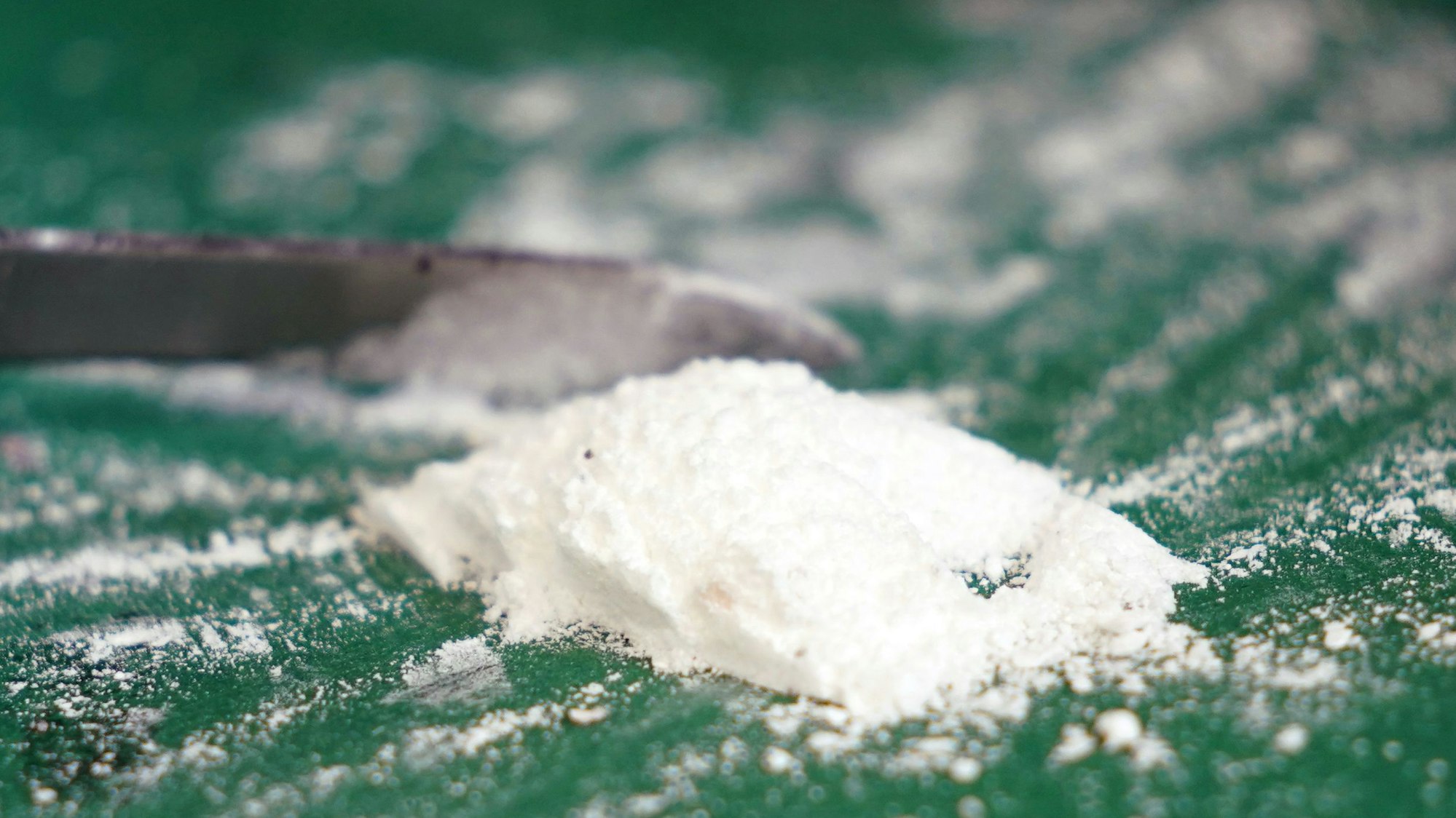 Das Bild zeigt ein Häufchen Kokain auf einem Tisch.