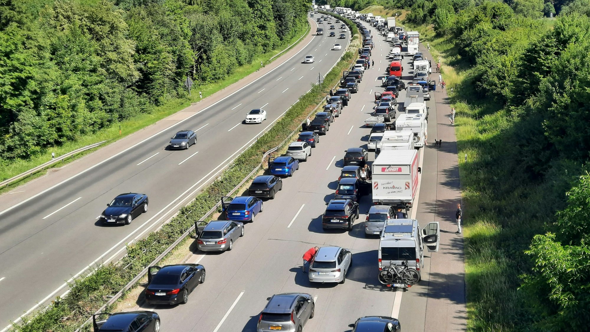 Der Rückstau des Unfalls war auch rund eine Stunde, nachdem die Autobahn wieder freigegeben wurden, immer noch nicht aufgelöst.
