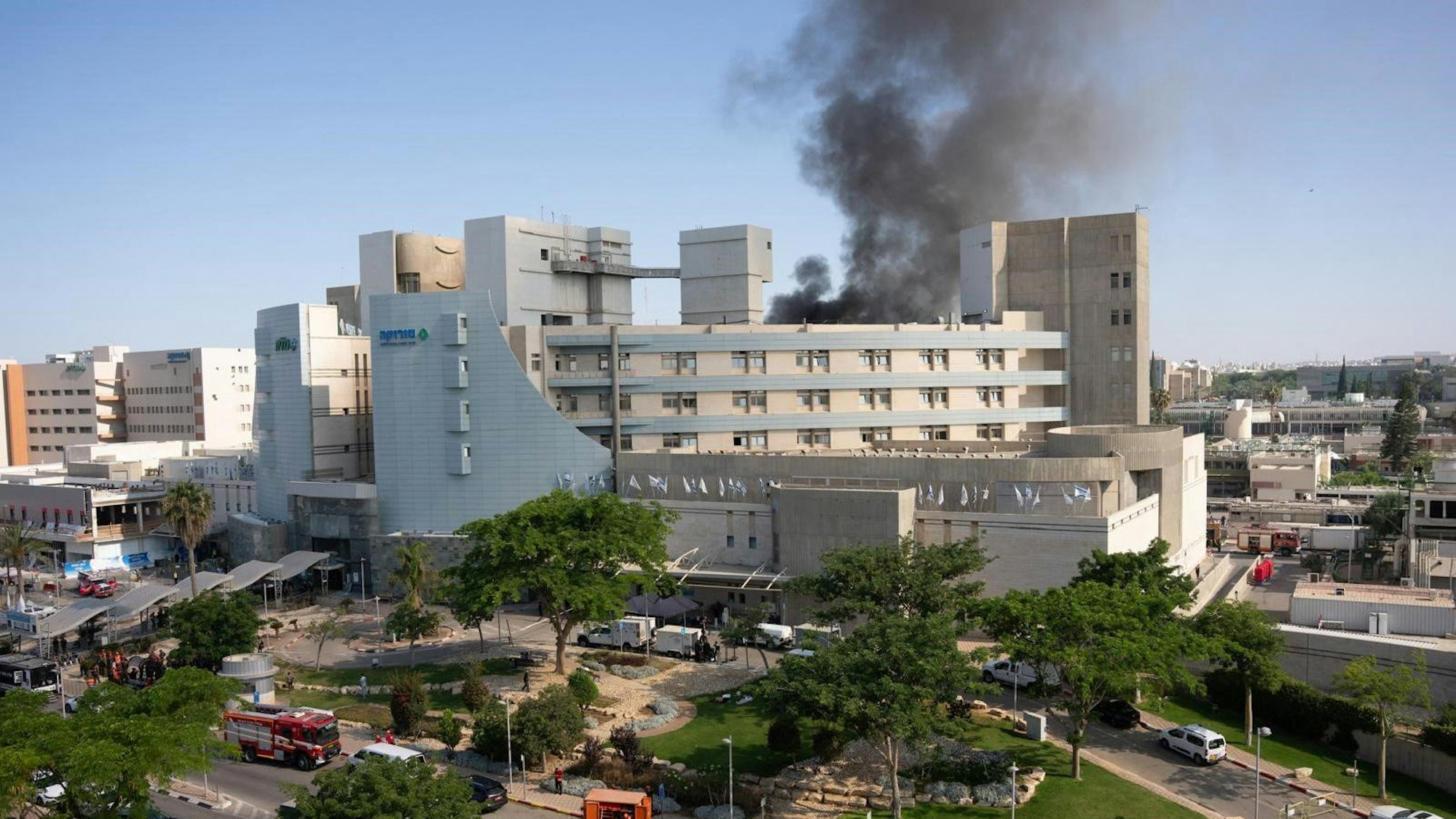 Rauch steigt aus einem Gebäude des Soroka-Krankenhauses auf, nachdem es von einer aus dem Iran abgefeuerten Rakete getroffen wurde.