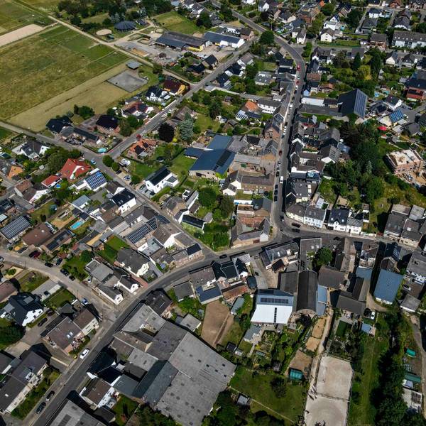 Das Bild zeigt Palmersheim aus der Luft. Die Ortsdurchfahrt ist gut zu erkennen.