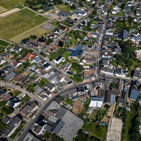 Das Bild zeigt Palmersheim aus der Luft. Die Ortsdurchfahrt ist gut zu erkennen.
