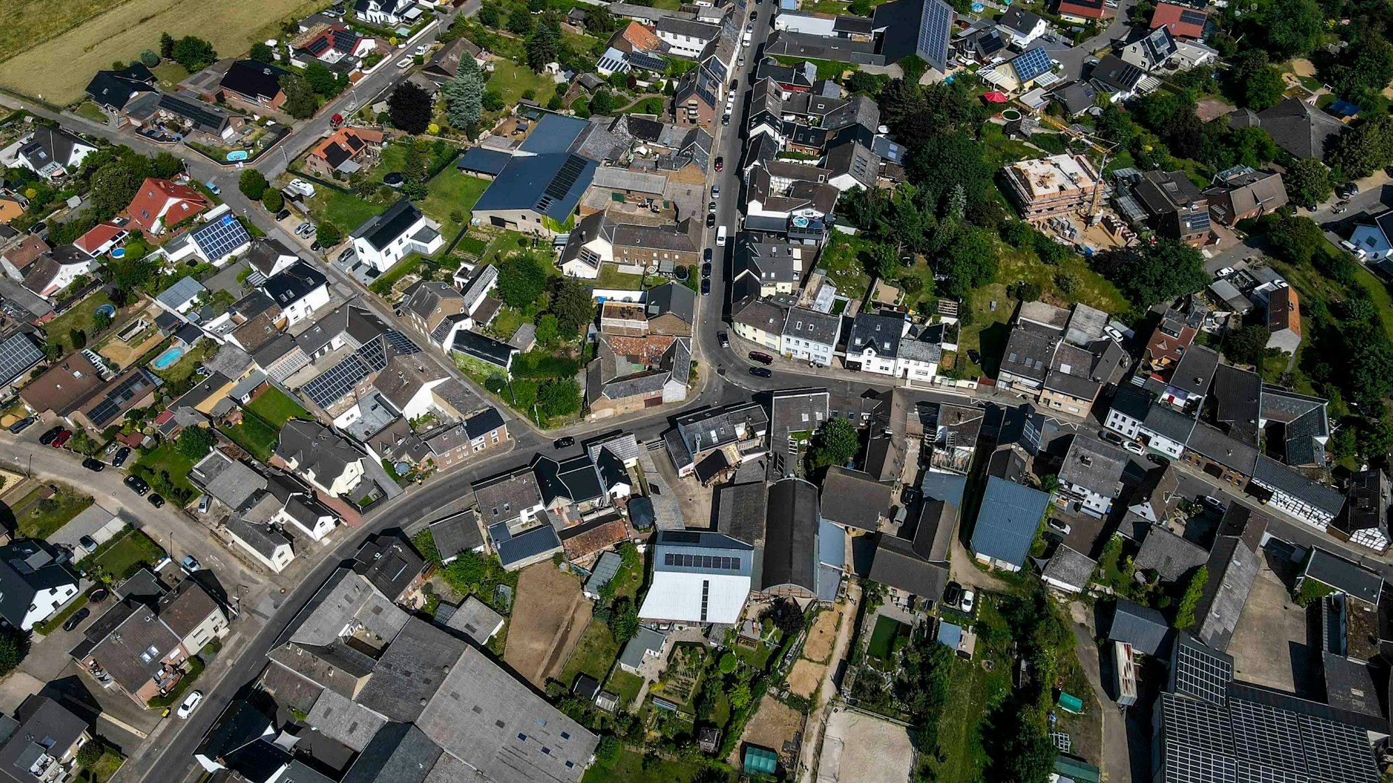 Das Bild zeigt Palmersheim aus der Luft. Die Ortsdurchfahrt ist gut zu erkennen.