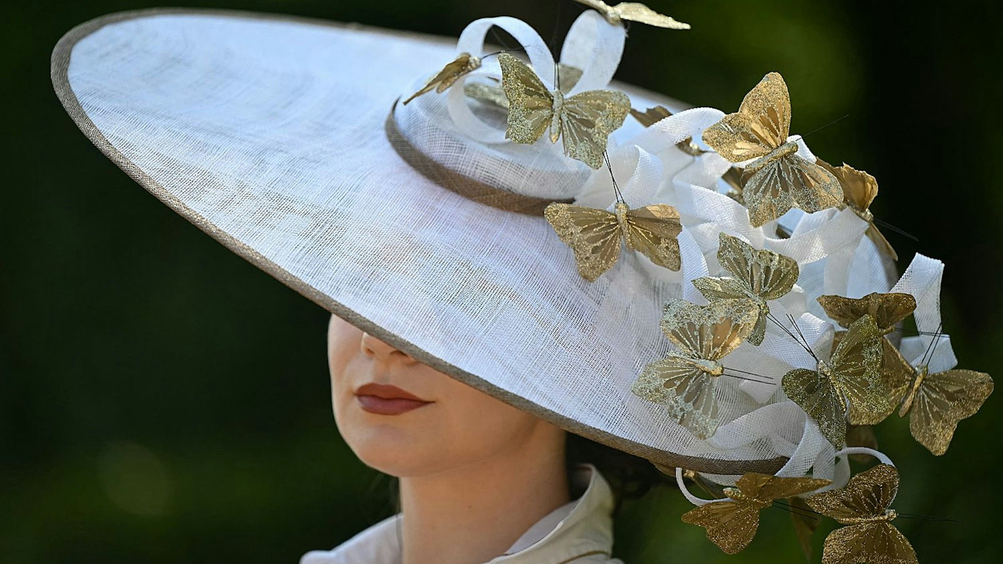 A racegoer poses for a photograph on Ladies Day, the third day of the Royal Ascot horse racing meeting in Ascot, west of London, on June 19, 2025. (Photo by JUSTIN TALLIS / AFP)