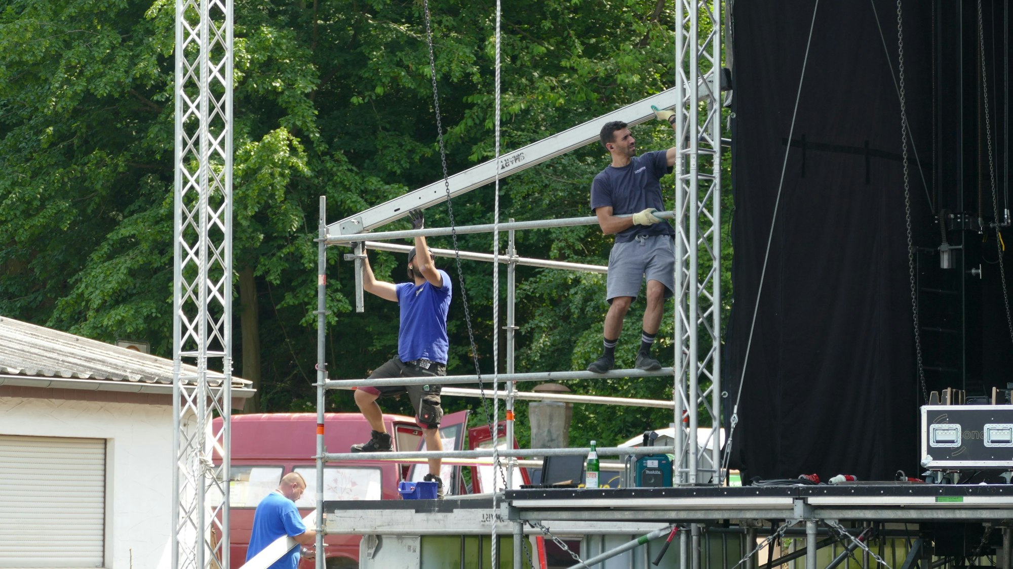 Arbeiter bauen am Mittwoch noch die Bühne auf dem Festival-Gelände in Windeck auf.