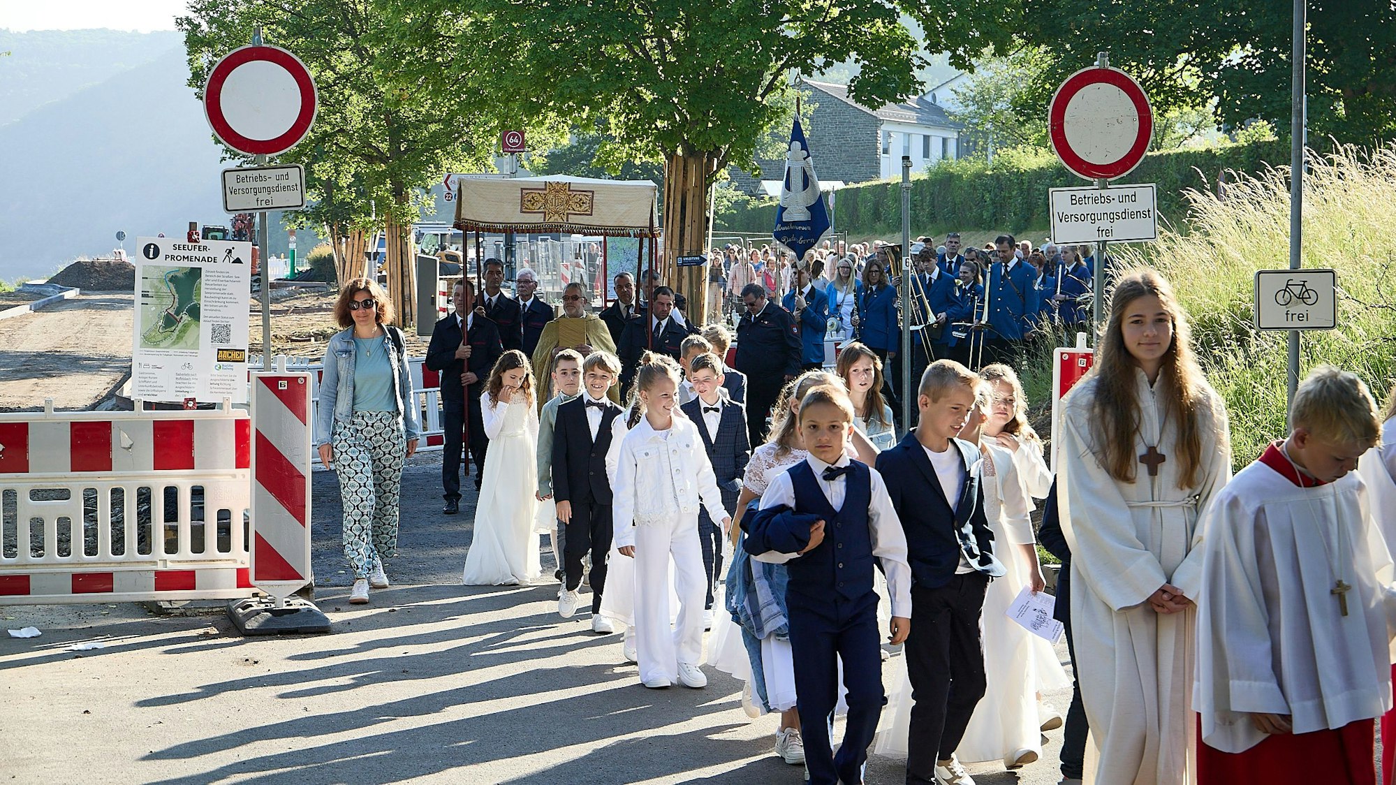 Das Bild zeigt die Fronleichnamprozession. Auch die Baustelle ist zuerkennen.