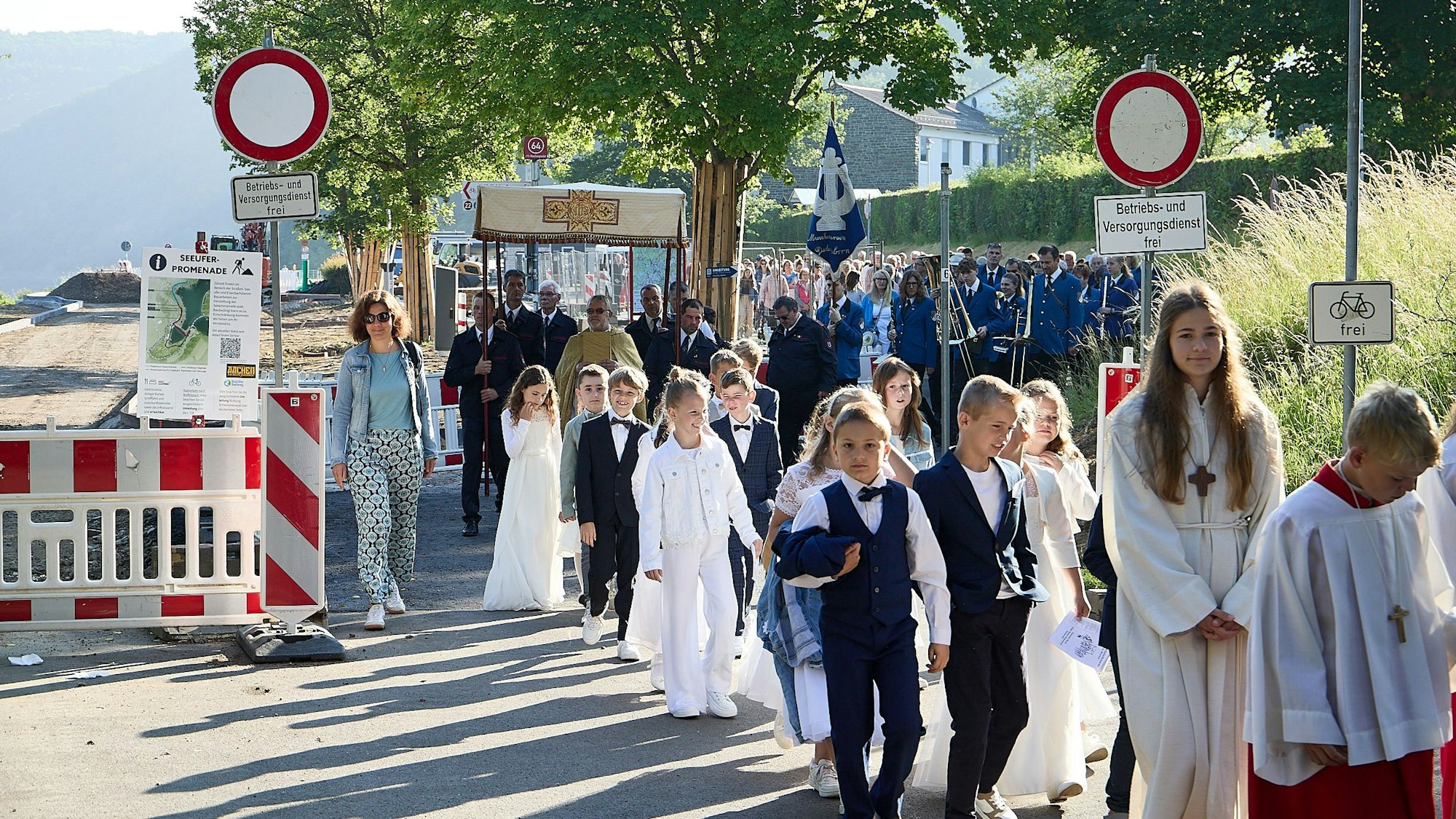 Das Bild zeigt die Fronleichnamprozession. Auch die Baustelle ist zuerkennen.