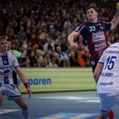 Kay Smits setzt zum Sprungwurf durch die Gummersbacher Abwehr an.