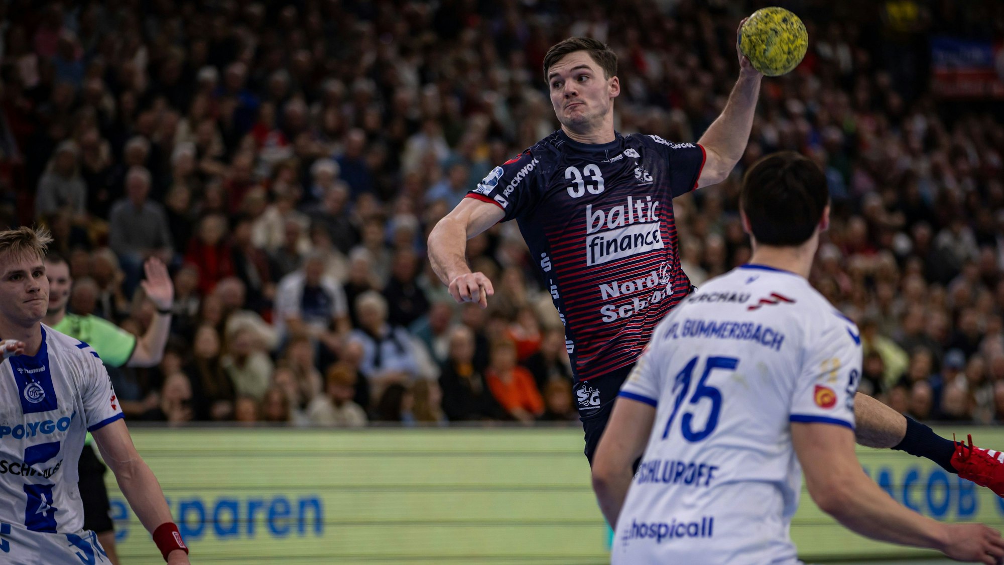 Kay Smits setzt zum Sprungwurf durch die Gummersbacher Abwehr an.