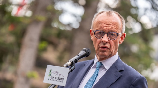 17.06.2025, Kanada, Kananaskis: Bundeskanzler Friedrich Merz (CDU) spricht beim Statement zum Abschluss beim G7-Gipfel in Kanada. Das Gipfeltreffen findet in der Pomeroy Kananaskis Mountain Lodge statt. Foto: Michael Kappeler/dpa POOL/dpa +++ dpa-Bildfunk +++