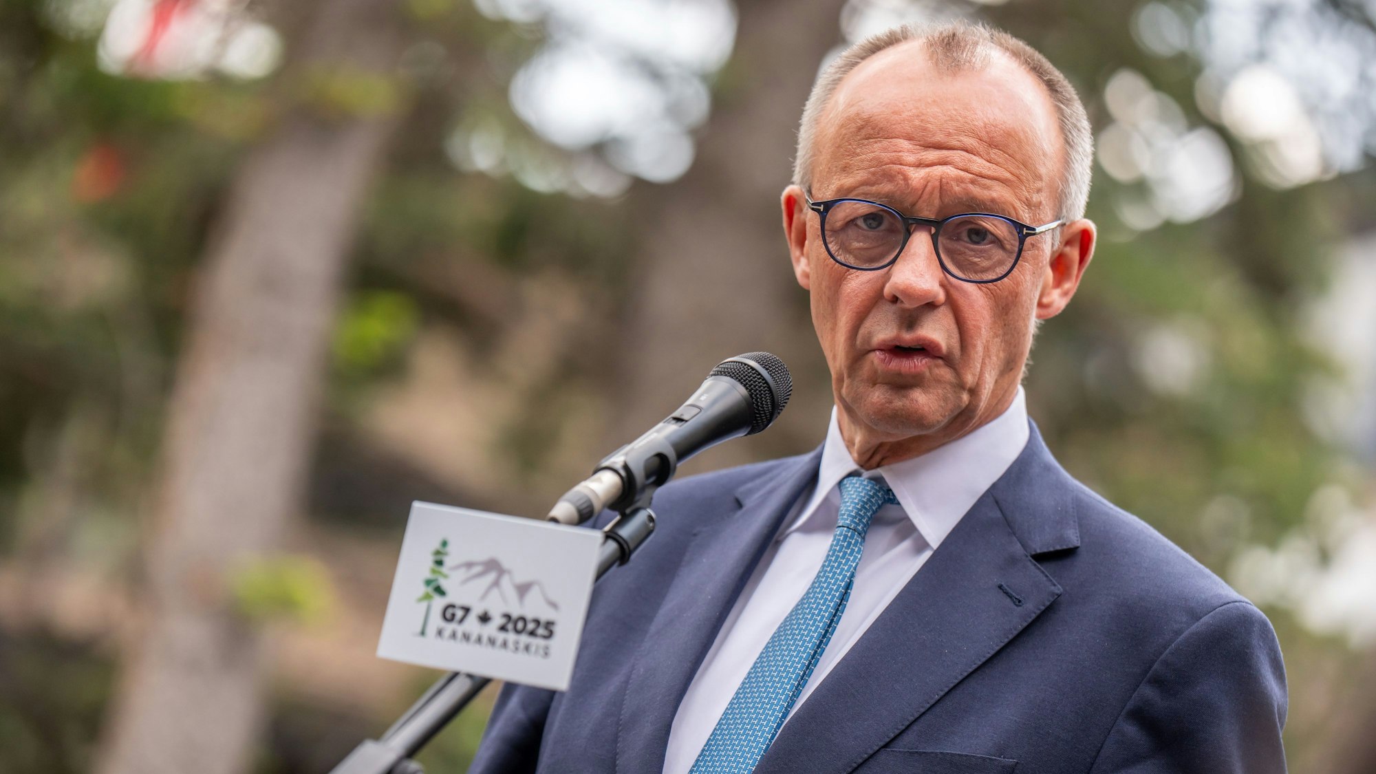 17.06.2025, Kanada, Kananaskis: Bundeskanzler Friedrich Merz (CDU) spricht beim Statement zum Abschluss beim G7-Gipfel in Kanada. Das Gipfeltreffen findet in der Pomeroy Kananaskis Mountain Lodge statt. Foto: Michael Kappeler/dpa POOL/dpa +++ dpa-Bildfunk +++