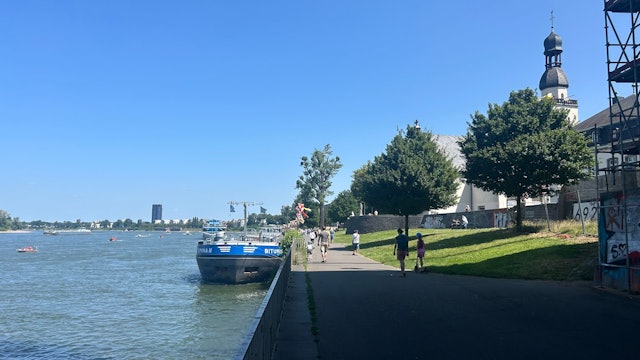 Am Mülheimer Ufer in Köln fand eine Schiffsprozession an Fronleichnam statt.