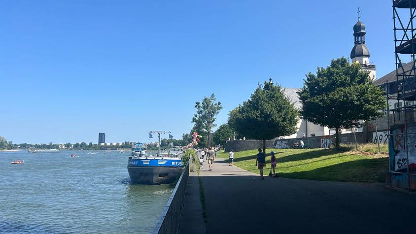 Am Mülheimer Ufer in Köln fand eine Schiffsprozession an Fronleichnam statt.