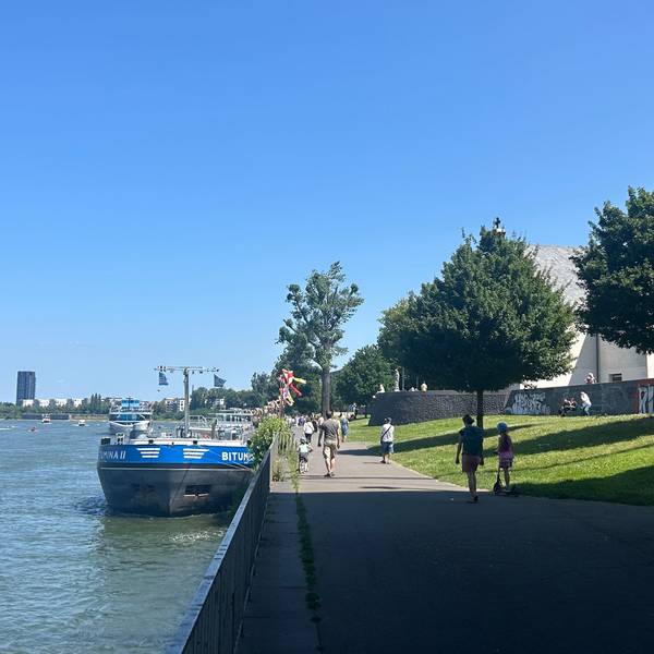 Am Mülheimer Ufer in Köln fand eine Schiffsprozession an Fronleichnam statt.