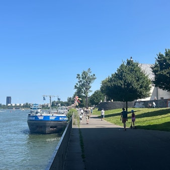 Am Mülheimer Ufer in Köln fand eine Schiffsprozession an Fronleichnam statt.