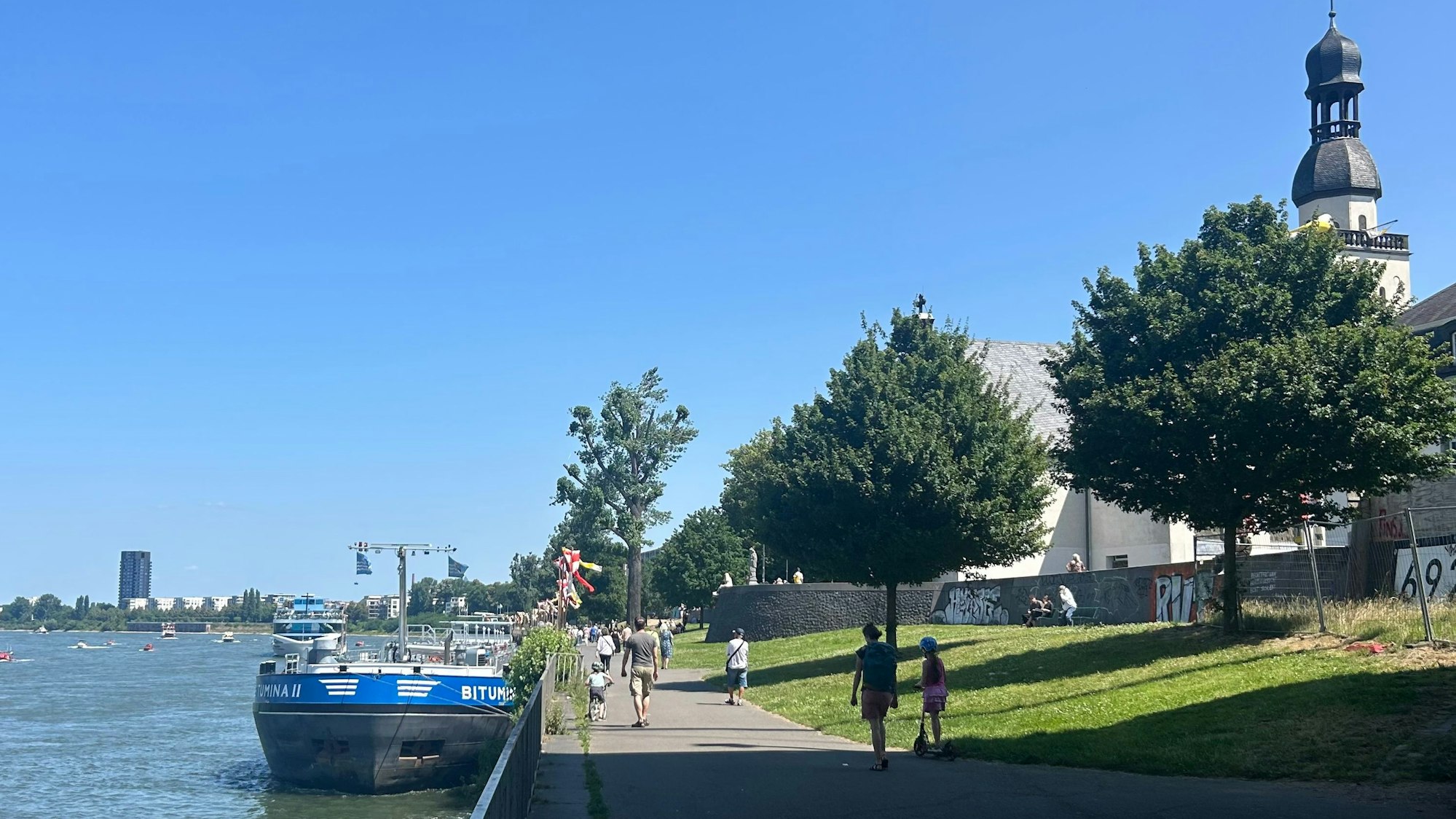 Am Mülheimer Ufer in Köln fand eine Schiffsprozession an Fronleichnam statt.