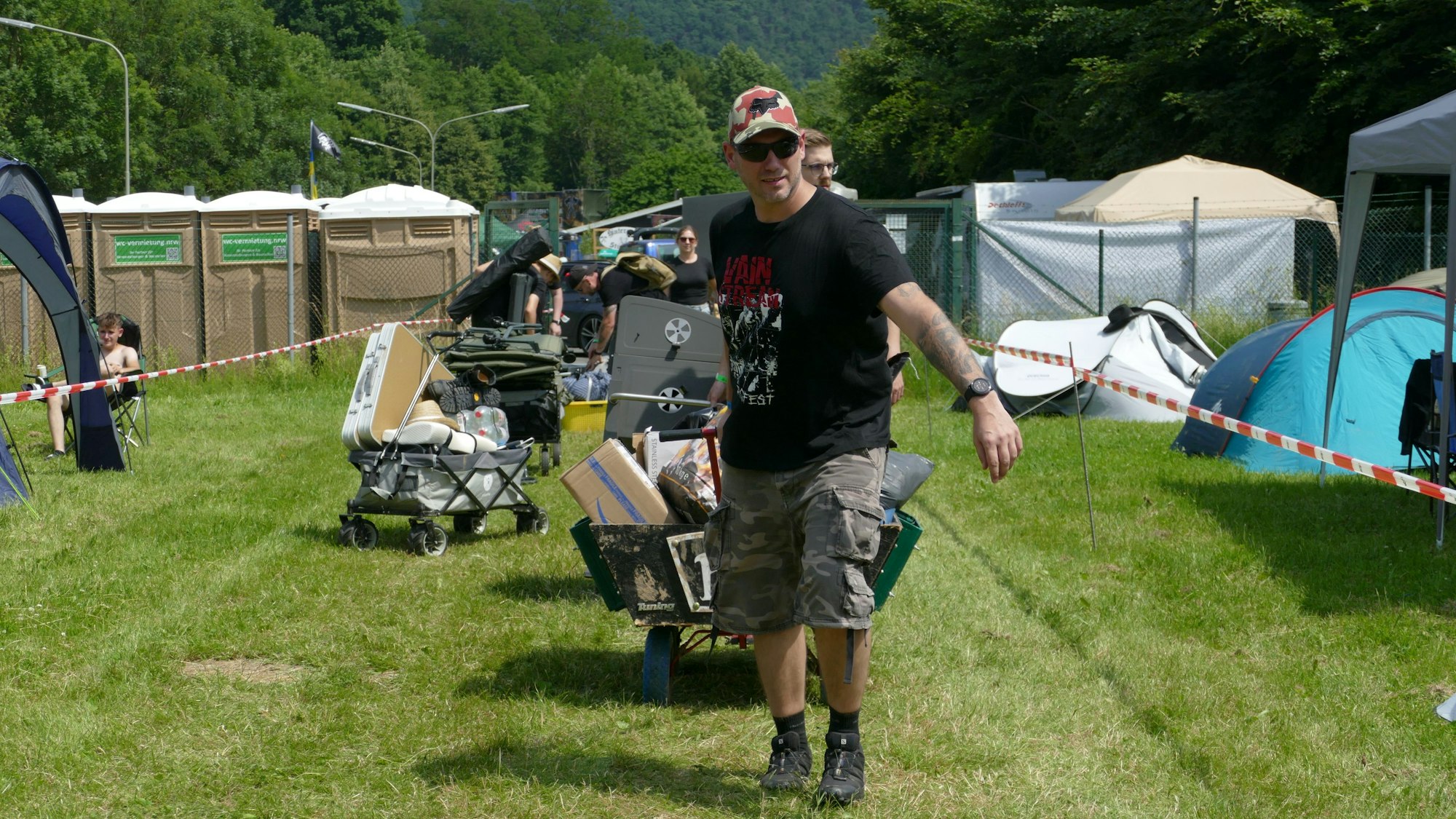 Mit viel Gepäck für vier Tage Festival reisen die Besucherinnen und Besucher an.