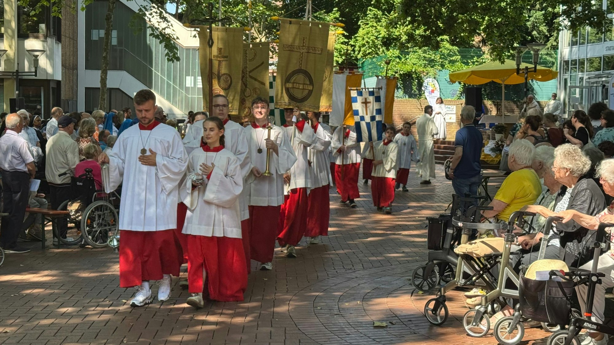 Das Bild zeigt Messdiener bei Fronleichnamsprozession.