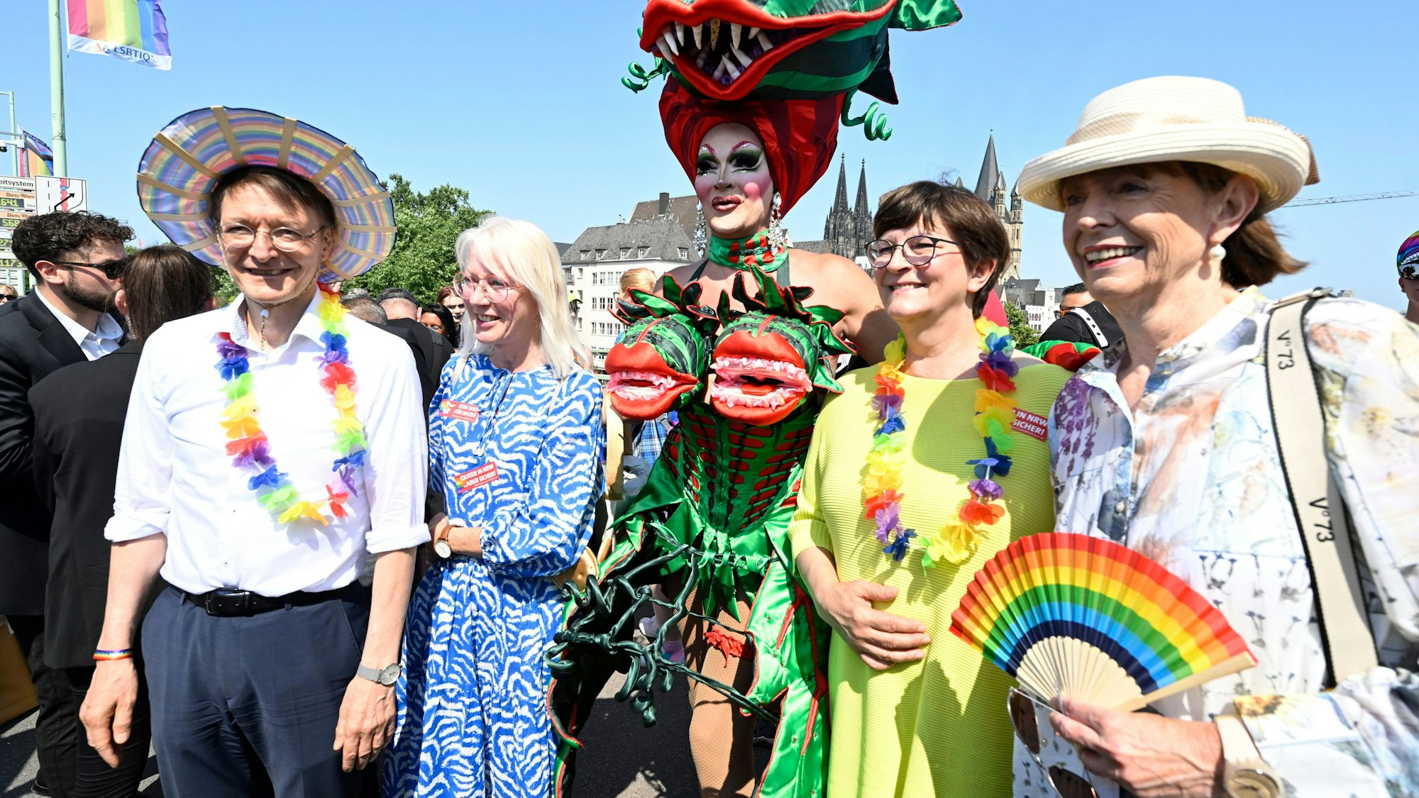 Der ehemalige Bundesminister Karl Lauterbach zusammen mit Elfie Scho-Antwerpes, einer Dragqueen, der ehemaligen SPD-Vorsitzenden Saskia Ecken und Kölns Oberbürgermeisterin Henriette Reker (v. l. n. r.) bei einer CSD-Parade in Köln. Die ColognePride ist nach Berlin die zweitgrößte CSD-Parade in Deutschland. (Archivbild)