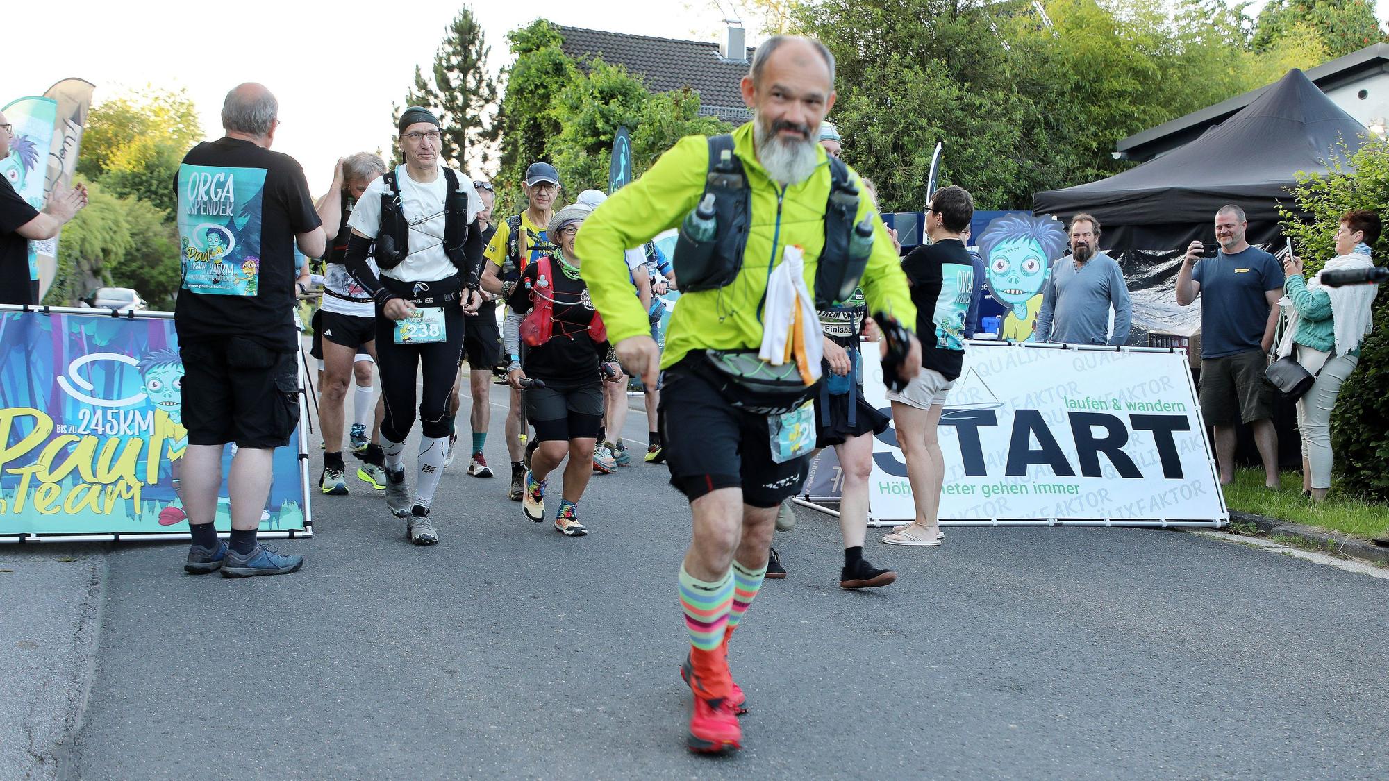Extremsportler starten in Lindlar-Remshagen auf den 240 Kilometer langen Panoramasteig-Ultralauf, kurz: Paul.