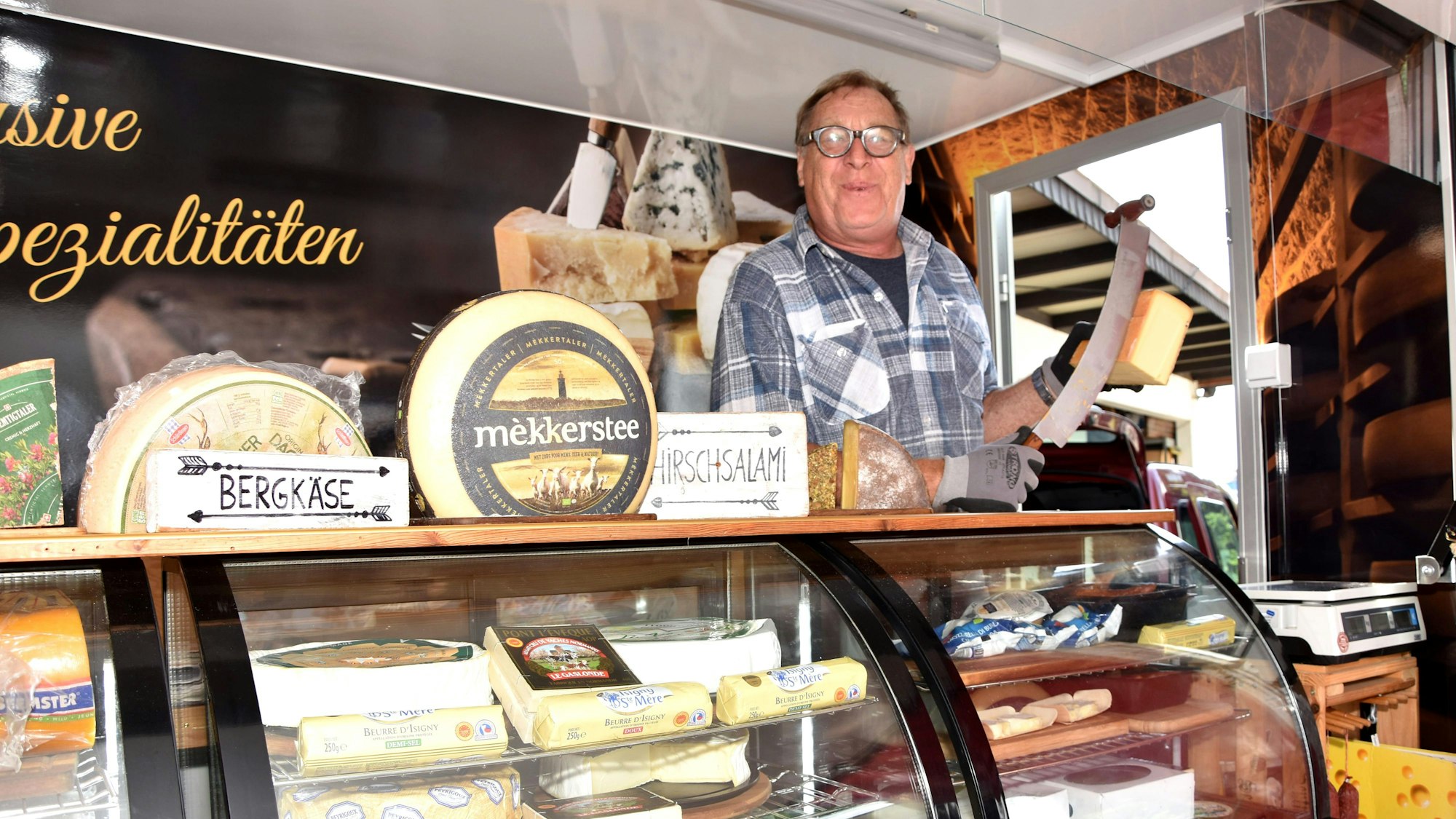 Das Foto zeigt den Käsestand von Harald Tobitsch.