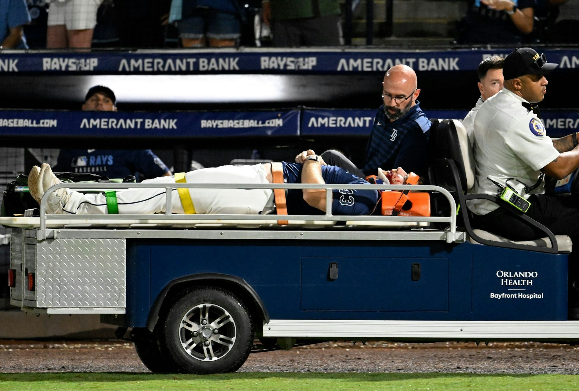 Hunter Bigge wird nach dem Treffer im Gesicht ins Krankenhaus gebracht.
