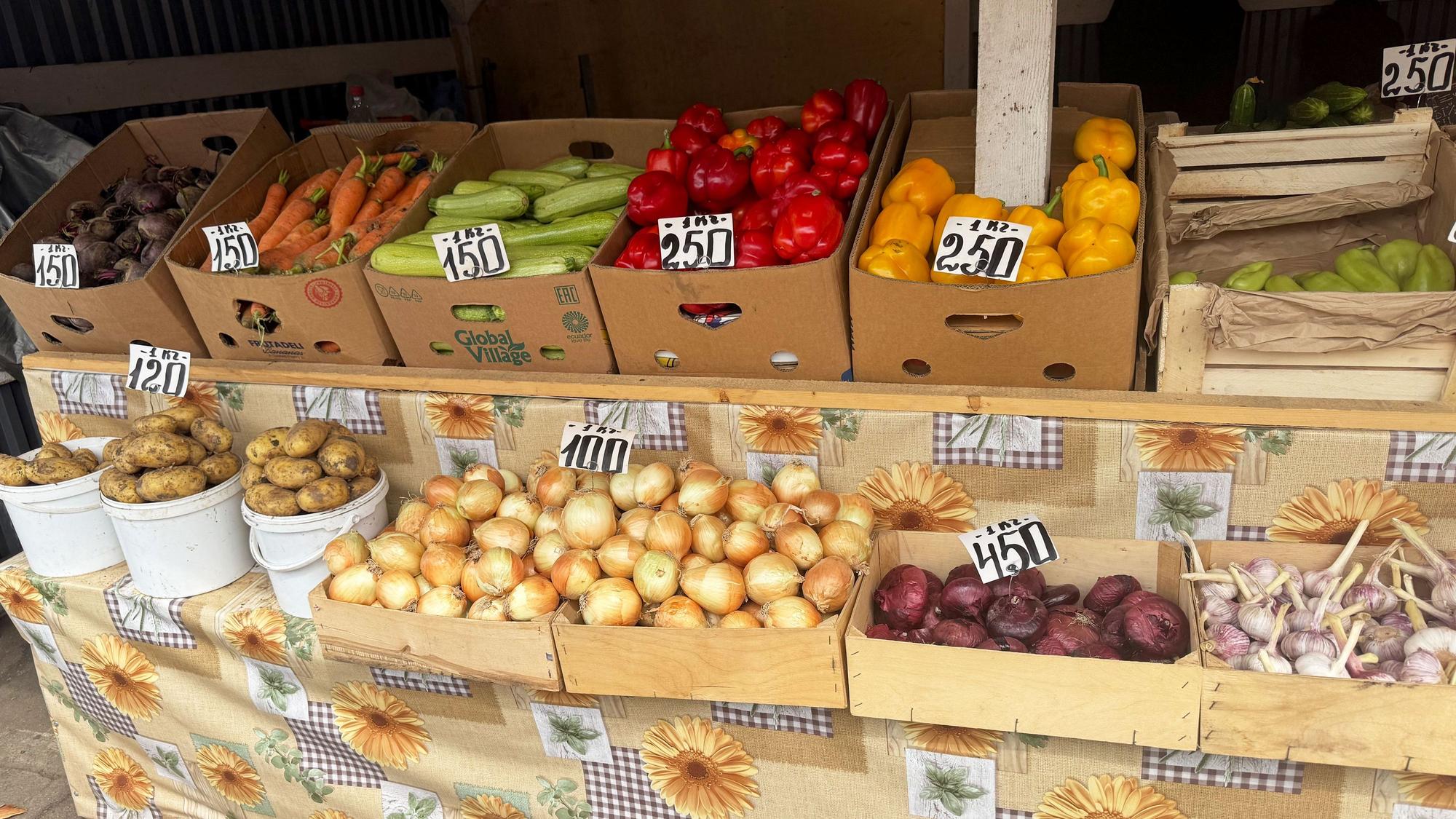 Kartoffeln und Zwiebeln an einem Lebensmittelstand in Moskau. In Russland, dem Staat mit der potenziell größten Anbaufläche für Landwirtschaft, sind Kartoffeln und Zwiebeln ausgegangen.