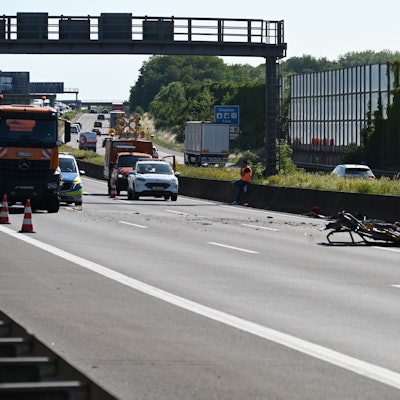 Das Bild zeigt eine Unfallstelle auf der Autobahn 4 bei Kerpen