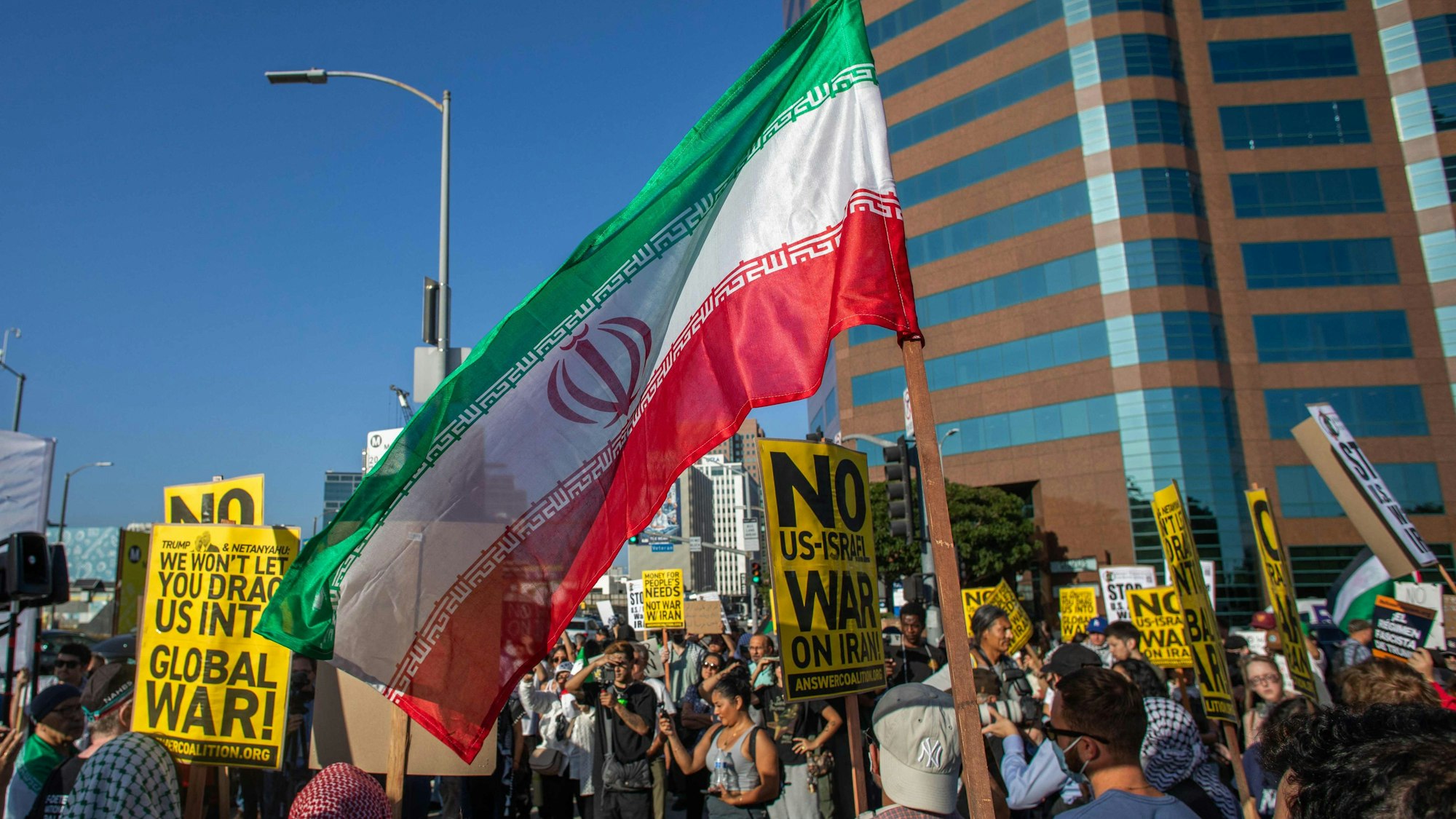 Demonstranten protestieren gegen einen Kriegseintritt der USA in L.A.