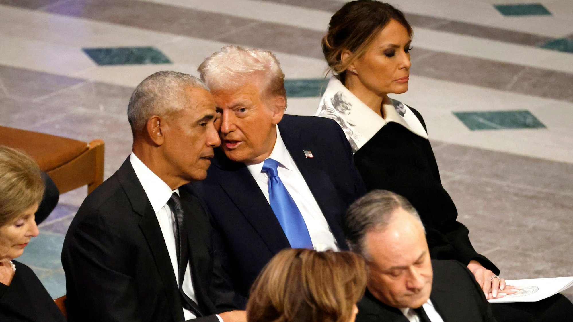 Ex-Präsident Barack Obama im Gespräch mit US-Präsident Donald Trump am Rande des Begräbnisses von Jimmy Carter. (Archivbild)