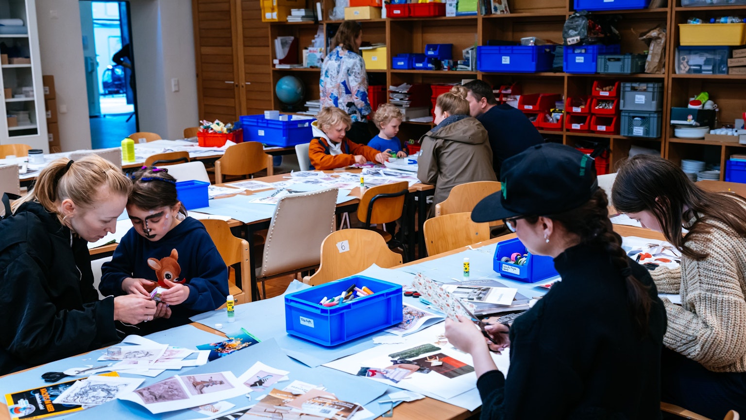 Kinder basteln mit Papier und Schere.