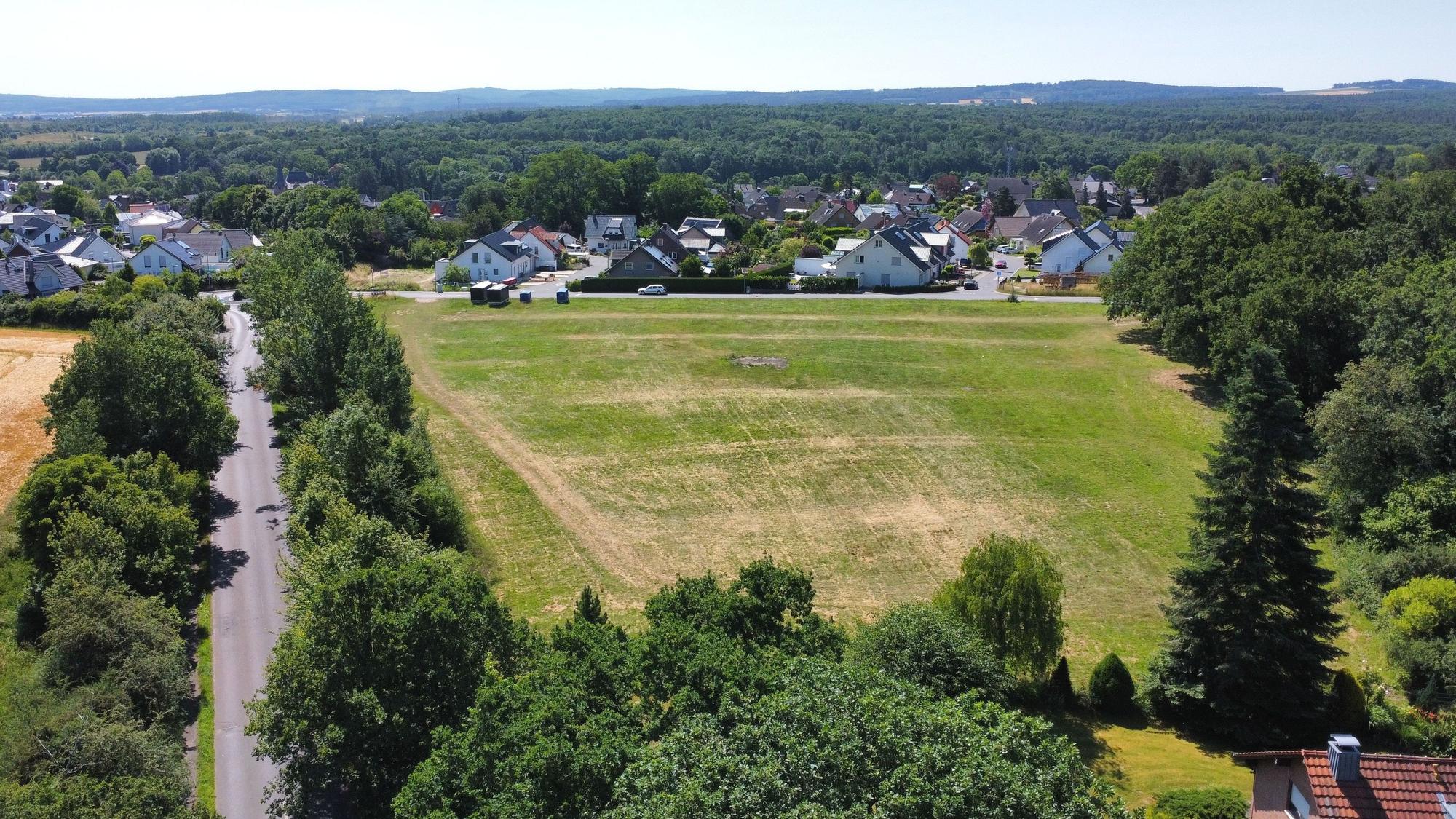 Die Drohnenaufnahme zeigt das geplante Baugebiet Am Rothenloch, das am Ortsrand von Satzvey (im Hintergrund) in Richtung Firmenich entstehen soll.