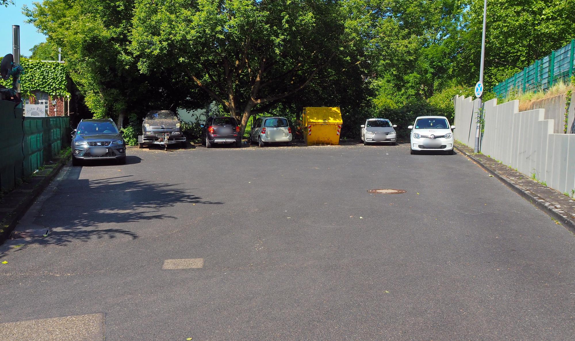 m großen Wendehammer am Ende der Raderthaler Straße darf außerhallb des halteververbotes geparkt werden.