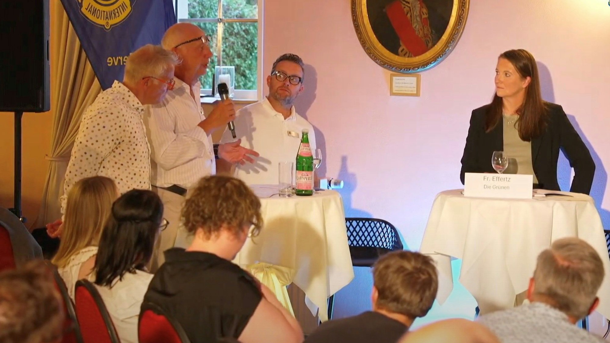 Das Foto zeigt Annika Effertz mit den Moderatoren des Lions Clubs.