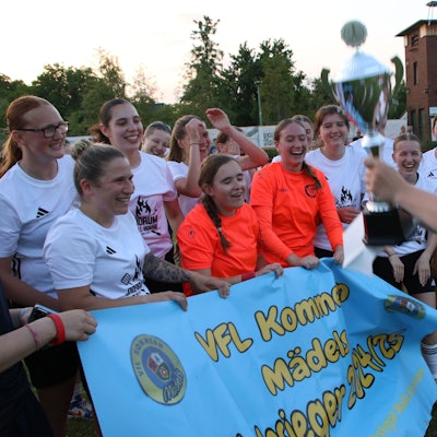 Die Fußballerinnen des VfL Kommern jubelten über den Kreispokalsieg. Spielführerin Nele Wagner präsentiert ihren Mitspielerinnen die Trophäe.